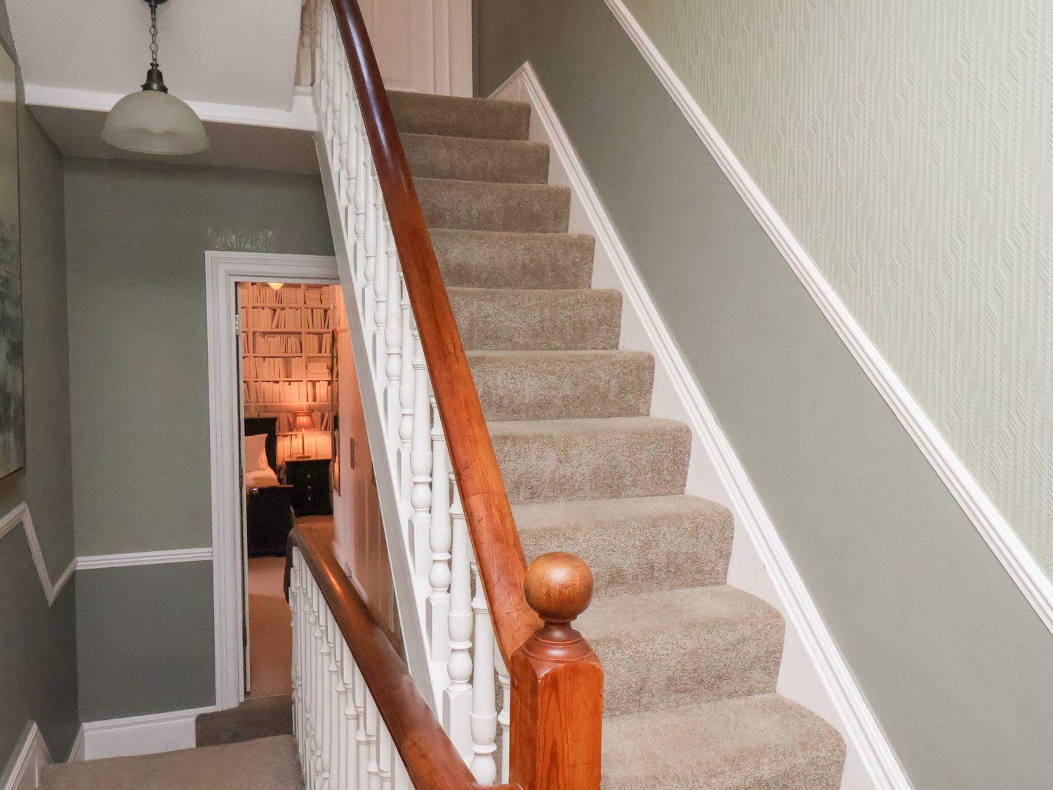 All Seasons in North Yorkshire boasts pet-friendly policies, a hot tub, and is near the beach.