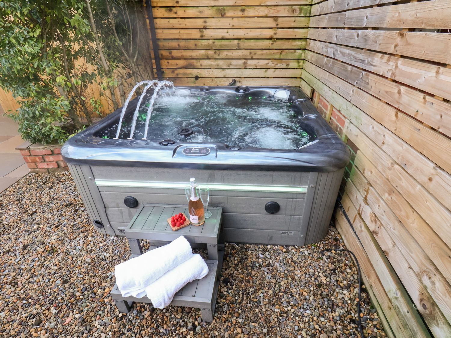 All Seasons in North Yorkshire boasts pet-friendly policies, a hot tub, and is near the beach.