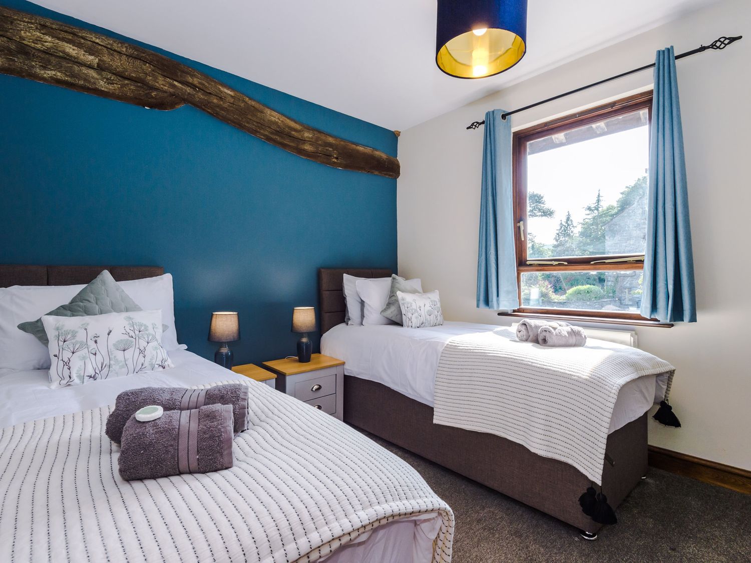 Idris Barn, Dolgellau Gwynedd. Table football. Darts. Piano. Hot tub. Pet-friendly. Countryside view