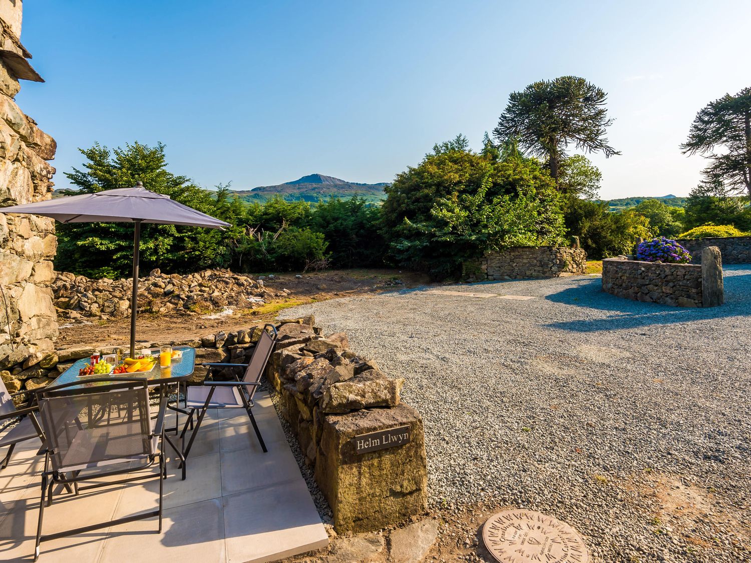 Idris Barn, Dolgellau Gwynedd. Table football. Darts. Piano. Hot tub. Pet-friendly. Countryside view
