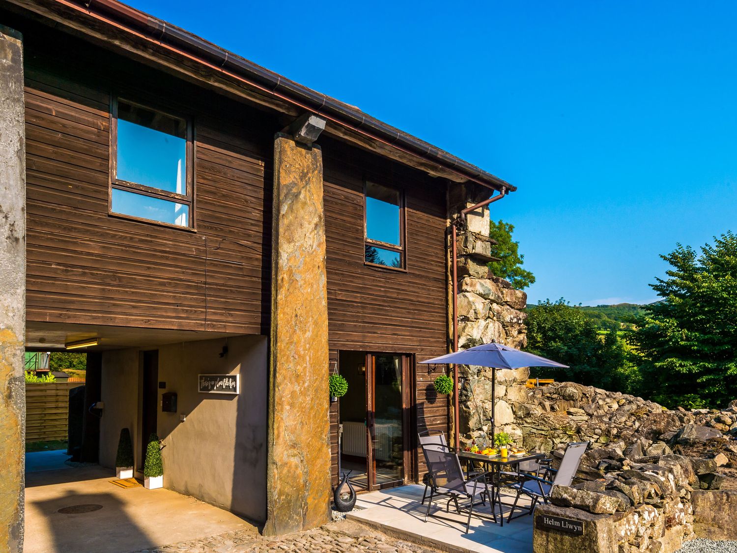 Idris Barn, Dolgellau Gwynedd. Table football. Darts. Piano. Hot tub. Pet-friendly. Countryside view