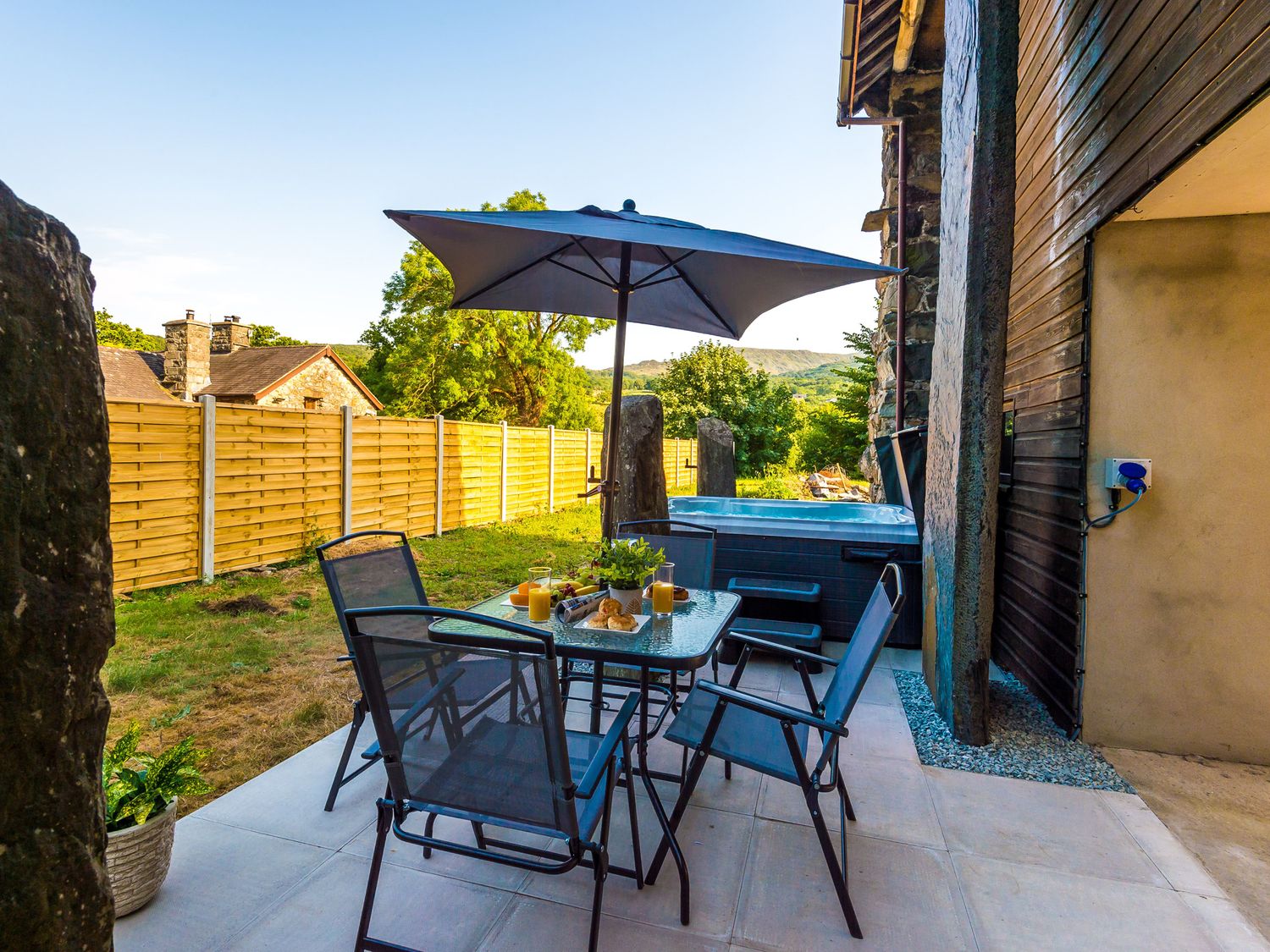 Idris Barn, Dolgellau Gwynedd. Table football. Darts. Piano. Hot tub. Pet-friendly. Countryside view