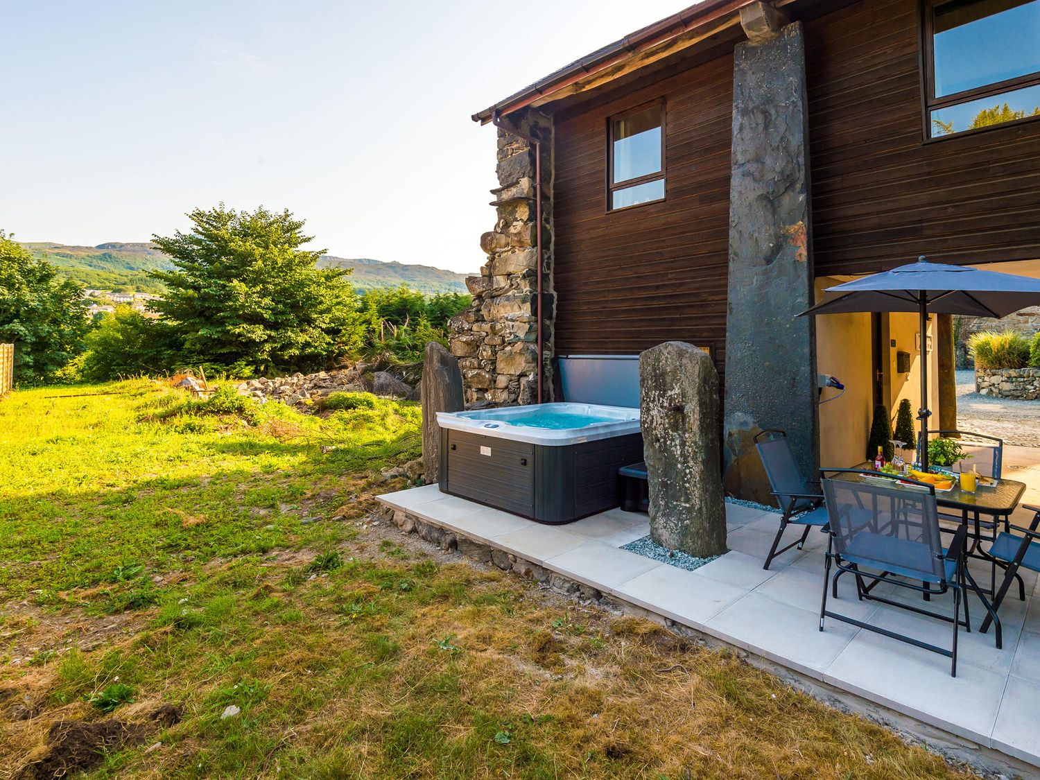 Idris Barn, Dolgellau Gwynedd. Table football. Darts. Piano. Hot tub. Pet-friendly. Countryside view