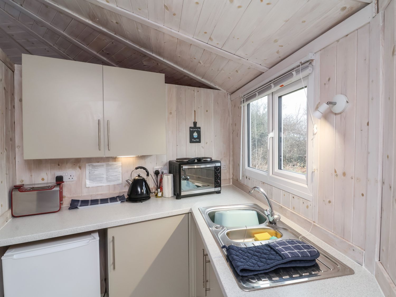 Sandy Bay, Hartland, Devon. Open plan. Near beach. Lake view. Single-storey. Studio-style. Barbecue.