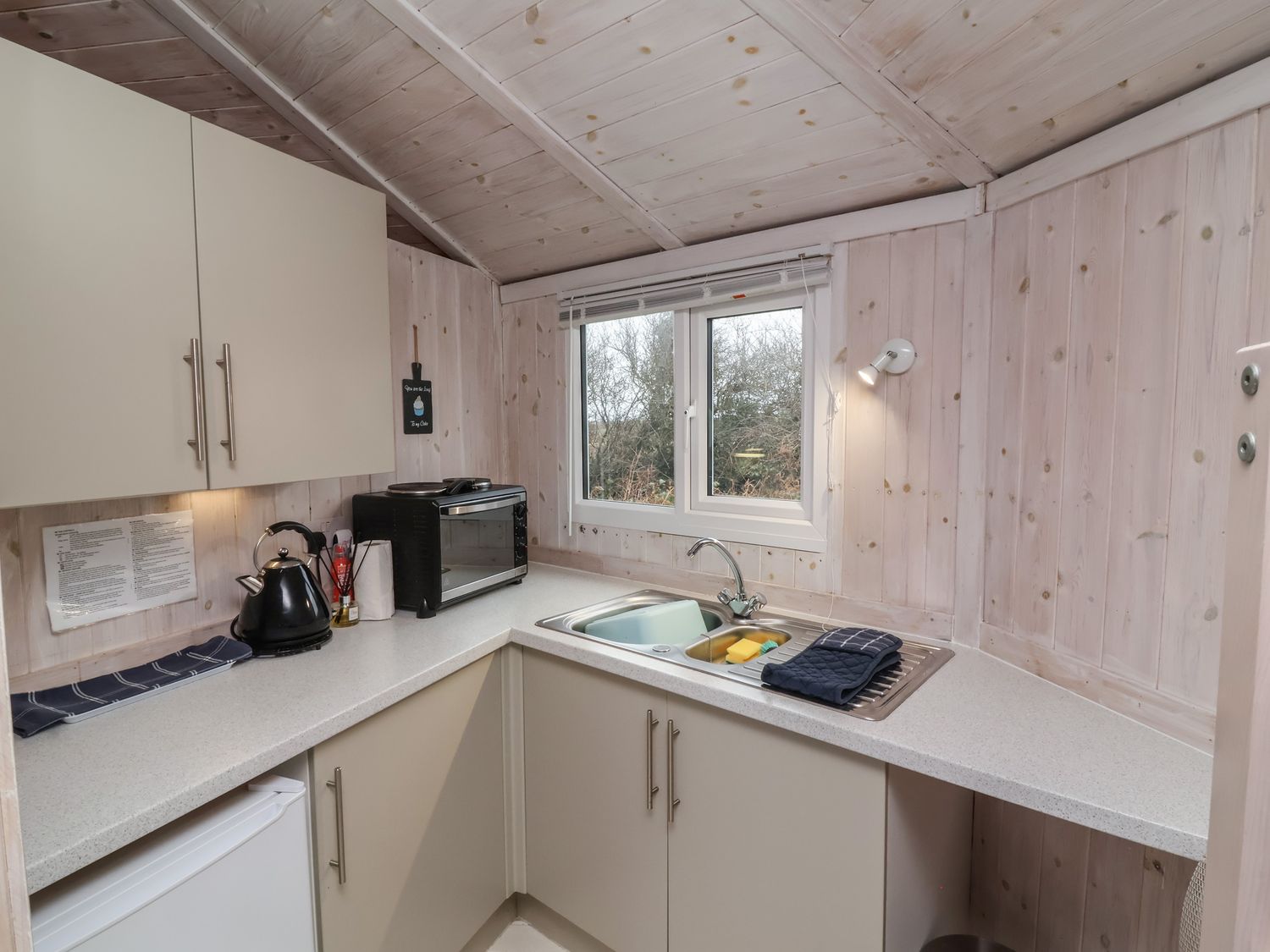 Sandy Bay, Hartland, Devon. Open plan. Near beach. Lake view. Single-storey. Studio-style. Barbecue.