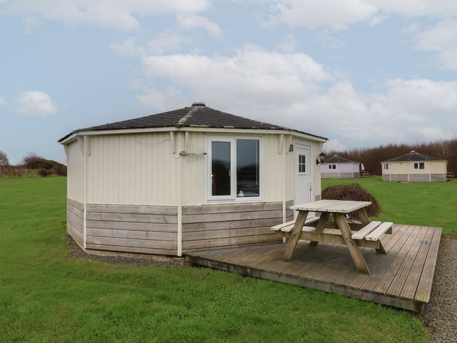 Sandy Bay, Hartland, Devon. Open plan. Near beach. Lake view. Single-storey. Studio-style. Barbecue.