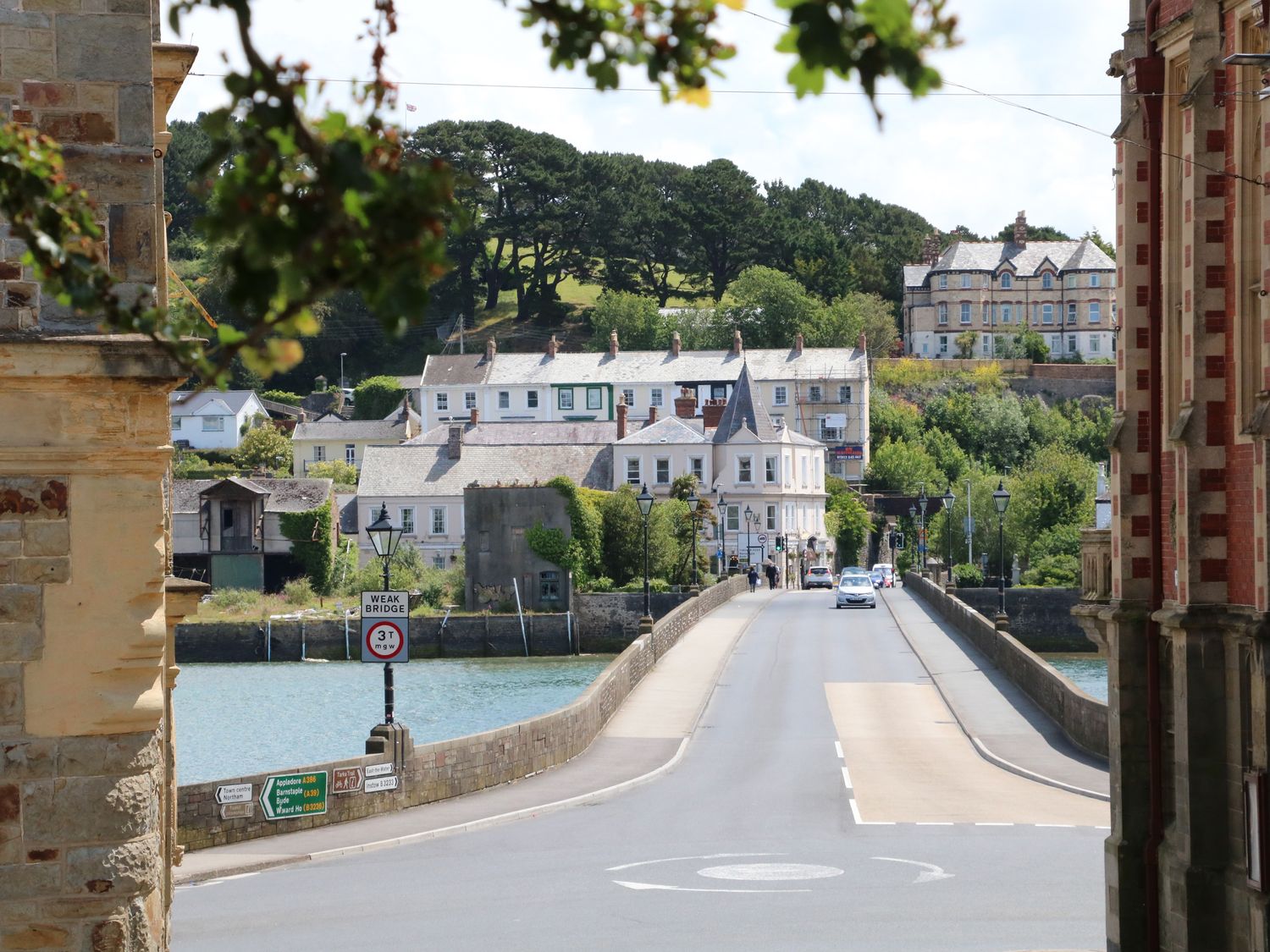 Sandy Bay, Hartland, Devon. Open plan. Near beach. Lake view. Single-storey. Studio-style. Barbecue.