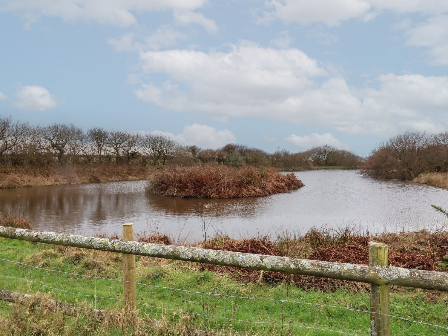 Sandy Bay, Hartland, Devon. Open plan. Near beach. Lake view. Single-storey. Studio-style. Barbecue.