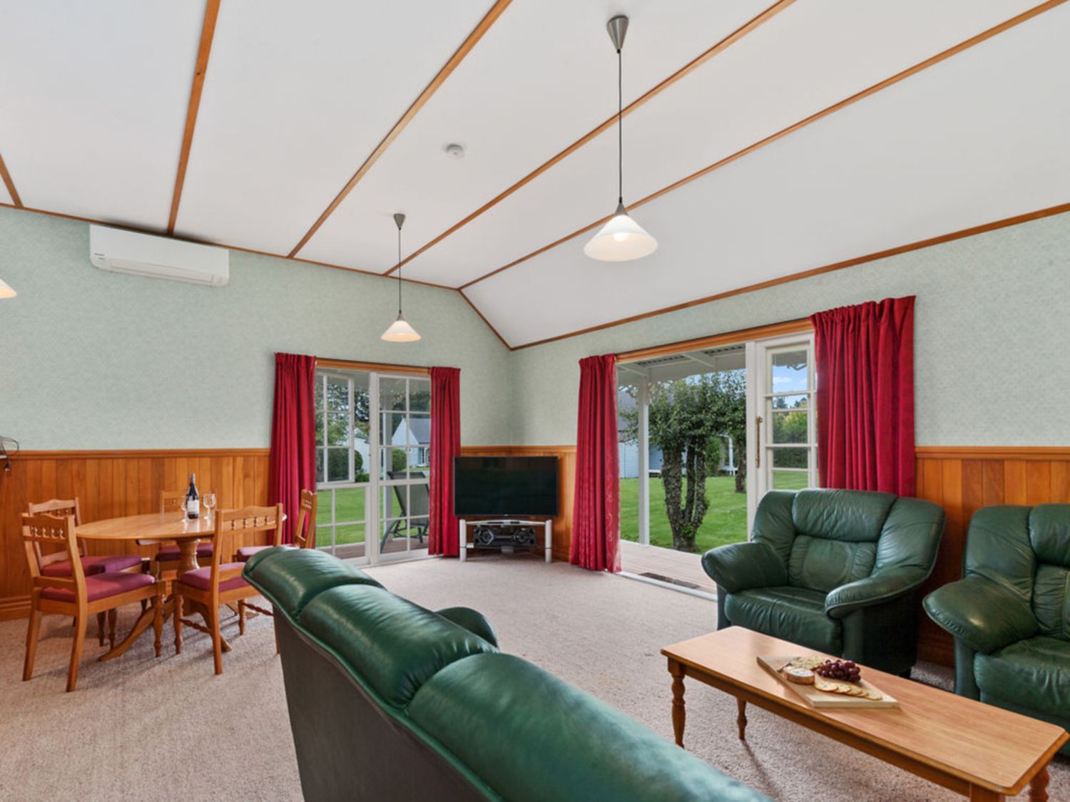 Huka Falls Cottage - Lake Taupo Holiday Home                     photo 2