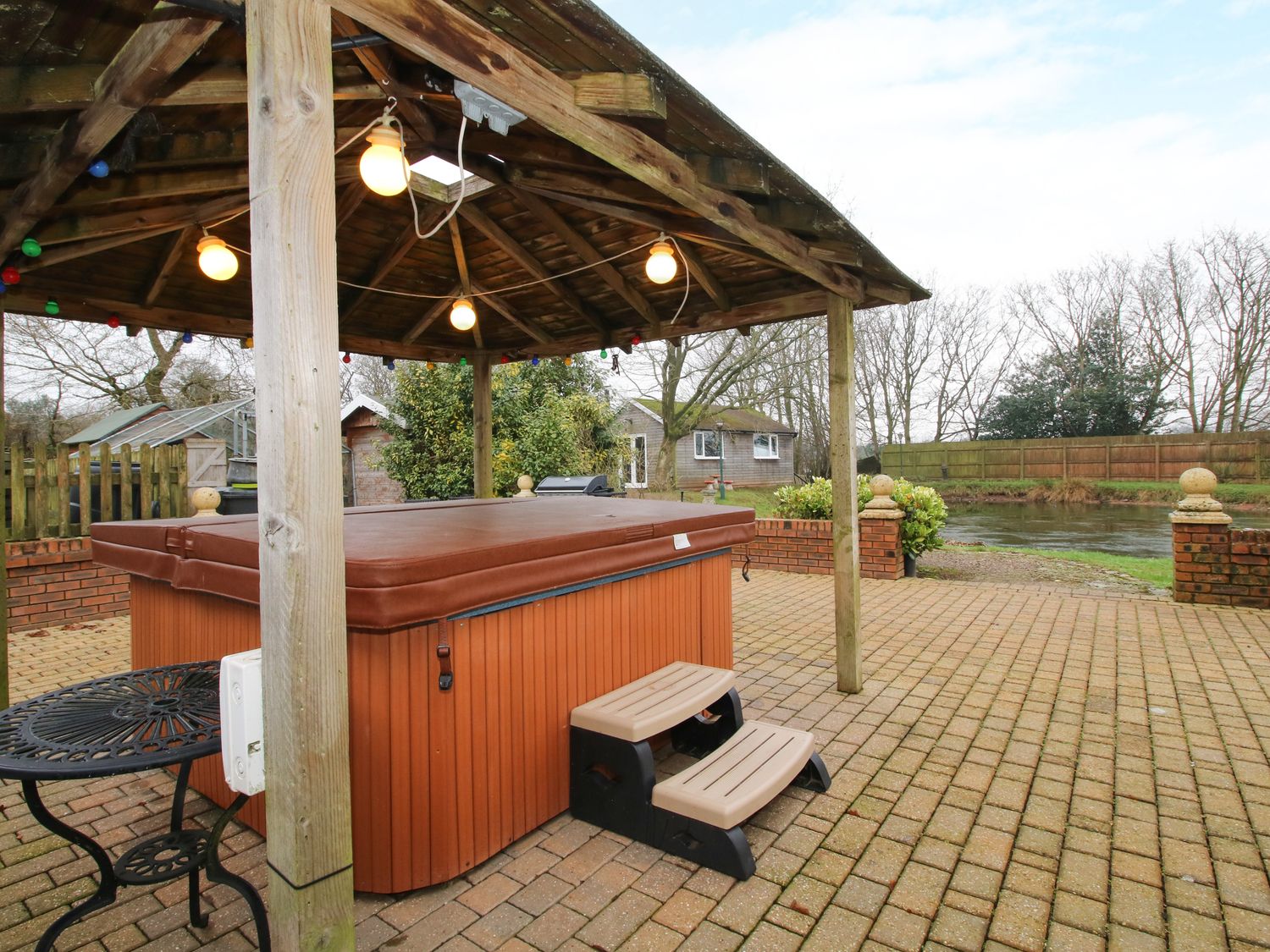 Spitfire Lodge in Loggerheads, Staffordshire. Hot tub. Woodburning stove. Romantic. Off-road parking