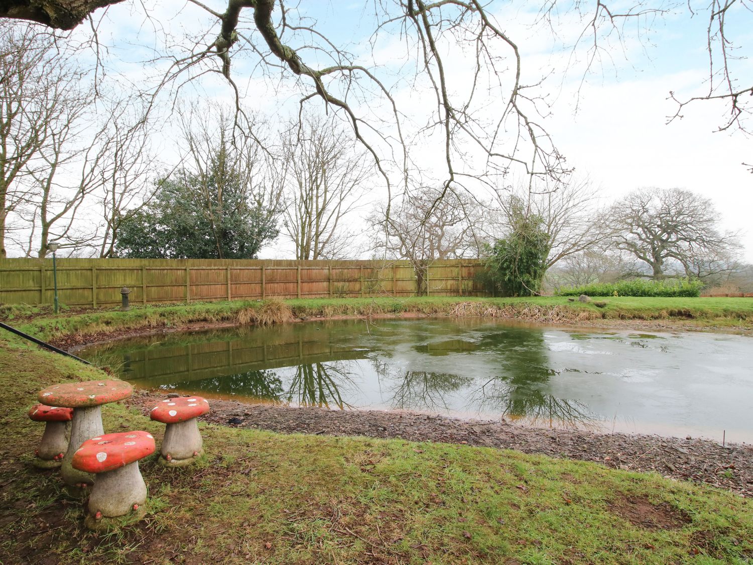 Spitfire Lodge in Loggerheads, Staffordshire. Hot tub. Woodburning stove. Romantic. Off-road parking