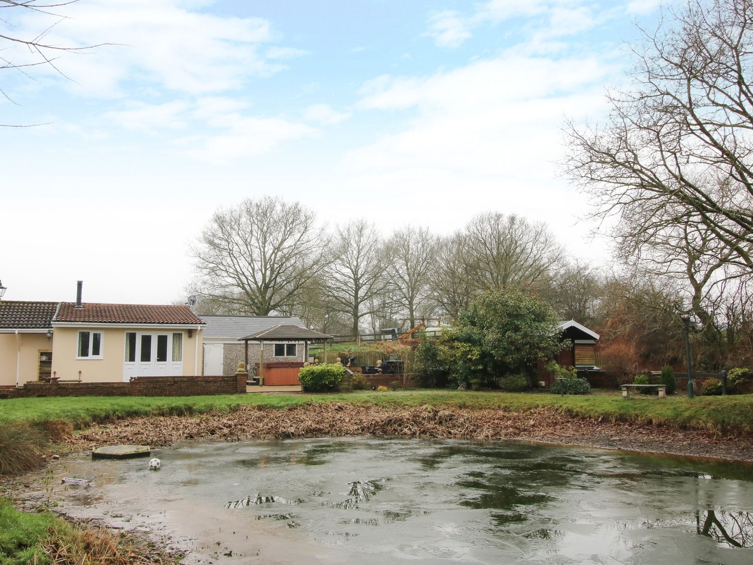 Spitfire Lodge in Loggerheads, Staffordshire. Hot tub. Woodburning stove. Romantic. Off-road parking