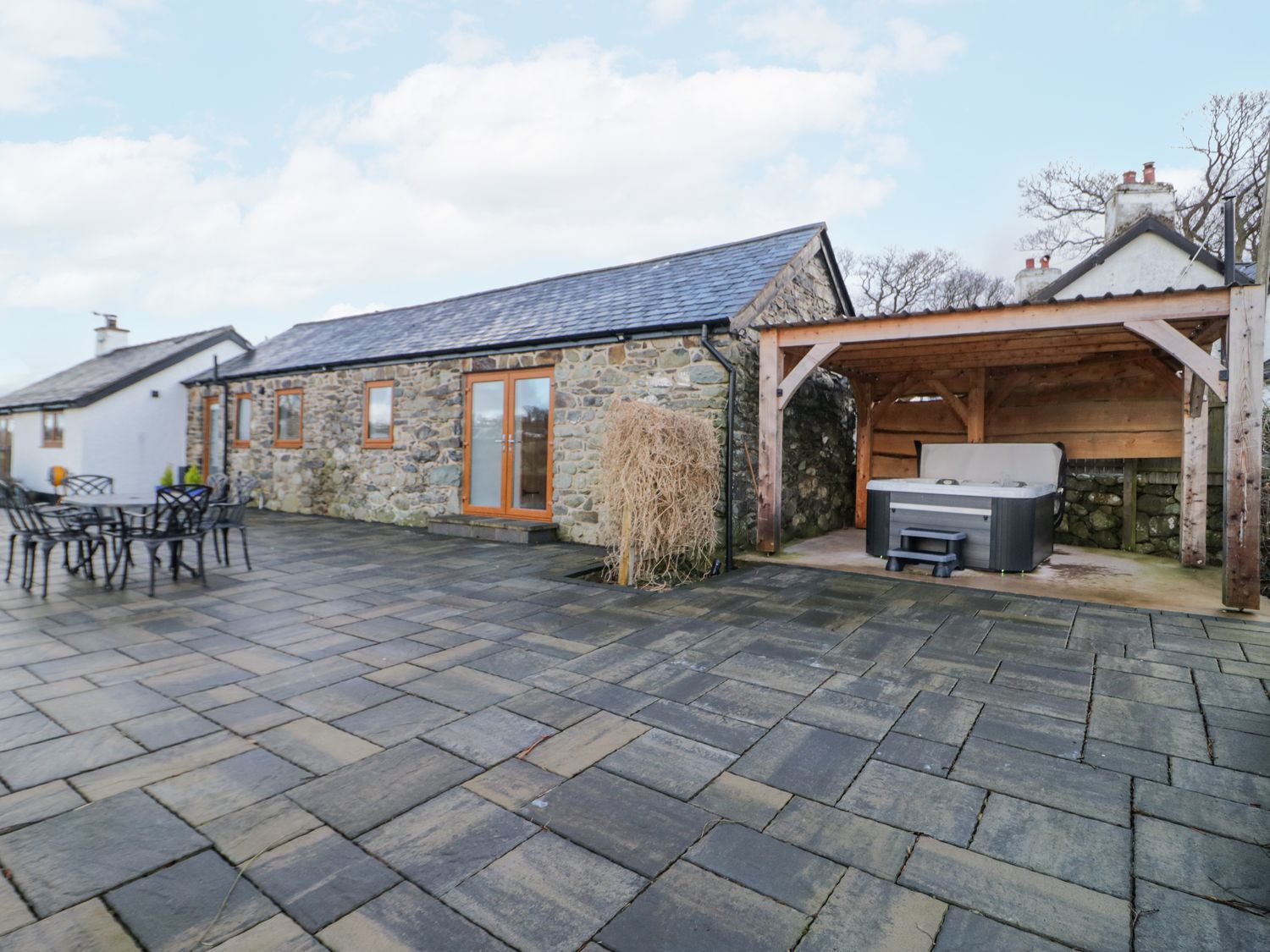 Yr Ysgubor, Conwy, North Wales. Hot tub. Woodburning stove. Smart TV. Enclosed garden. Pet-friendly.