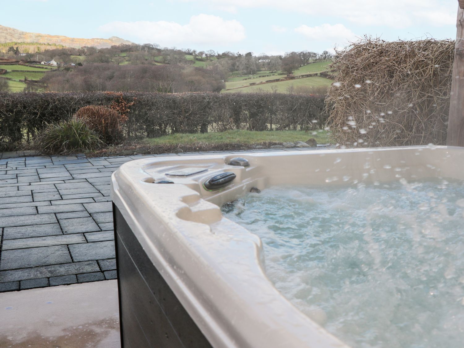 Yr Ysgubor, Conwy, North Wales. Hot tub. Woodburning stove. Smart TV. Enclosed garden. Pet-friendly.