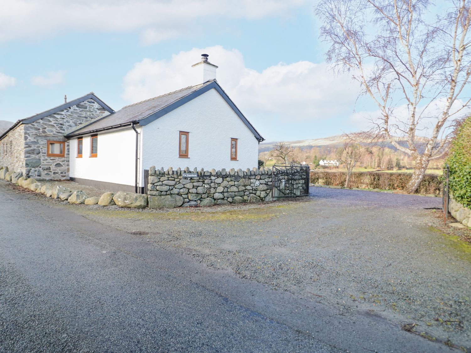 Yr Ysgubor, Conwy, North Wales. Hot tub. Woodburning stove. Smart TV. Enclosed garden. Pet-friendly.