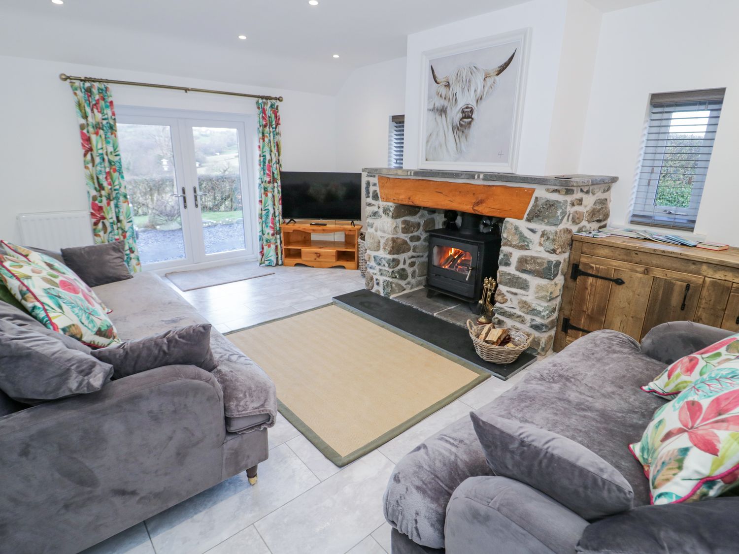 Yr Ysgubor, Conwy, North Wales. Hot tub. Woodburning stove. Smart TV. Enclosed garden. Pet-friendly.