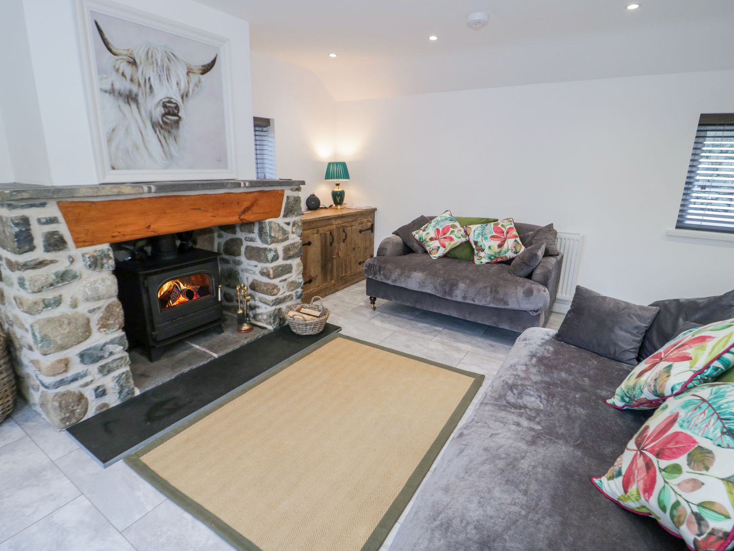 Yr Ysgubor, Conwy, North Wales. Hot tub. Woodburning stove. Smart TV. Enclosed garden. Pet-friendly.