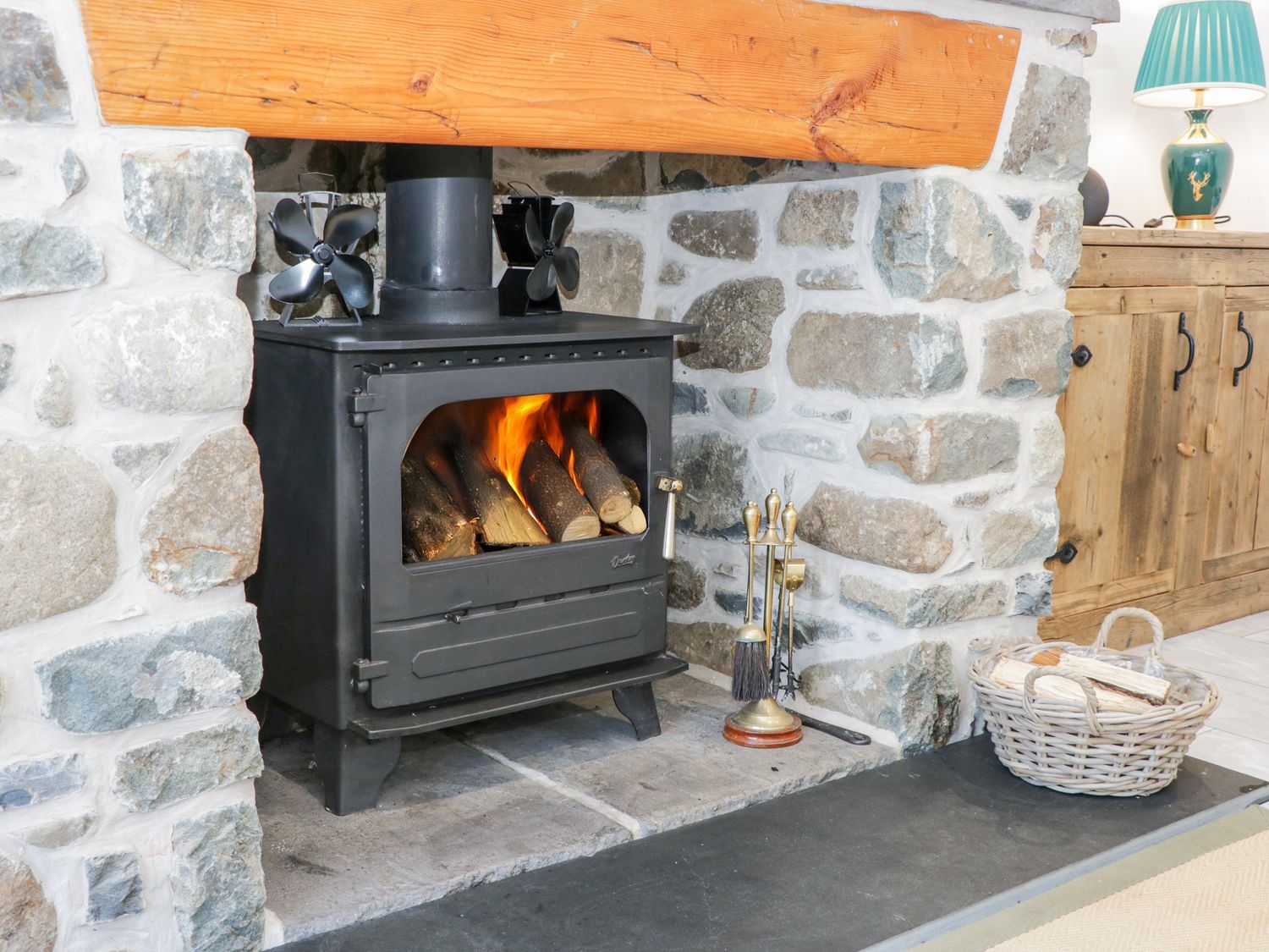 Yr Ysgubor, Conwy, North Wales. Hot tub. Woodburning stove. Smart TV. Enclosed garden. Pet-friendly.