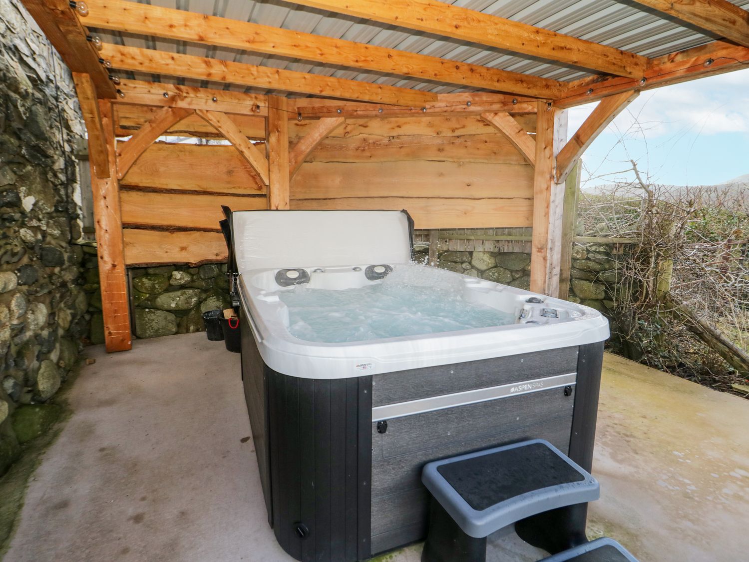 Yr Ysgubor, Conwy, North Wales. Hot tub. Woodburning stove. Smart TV. Enclosed garden. Pet-friendly.