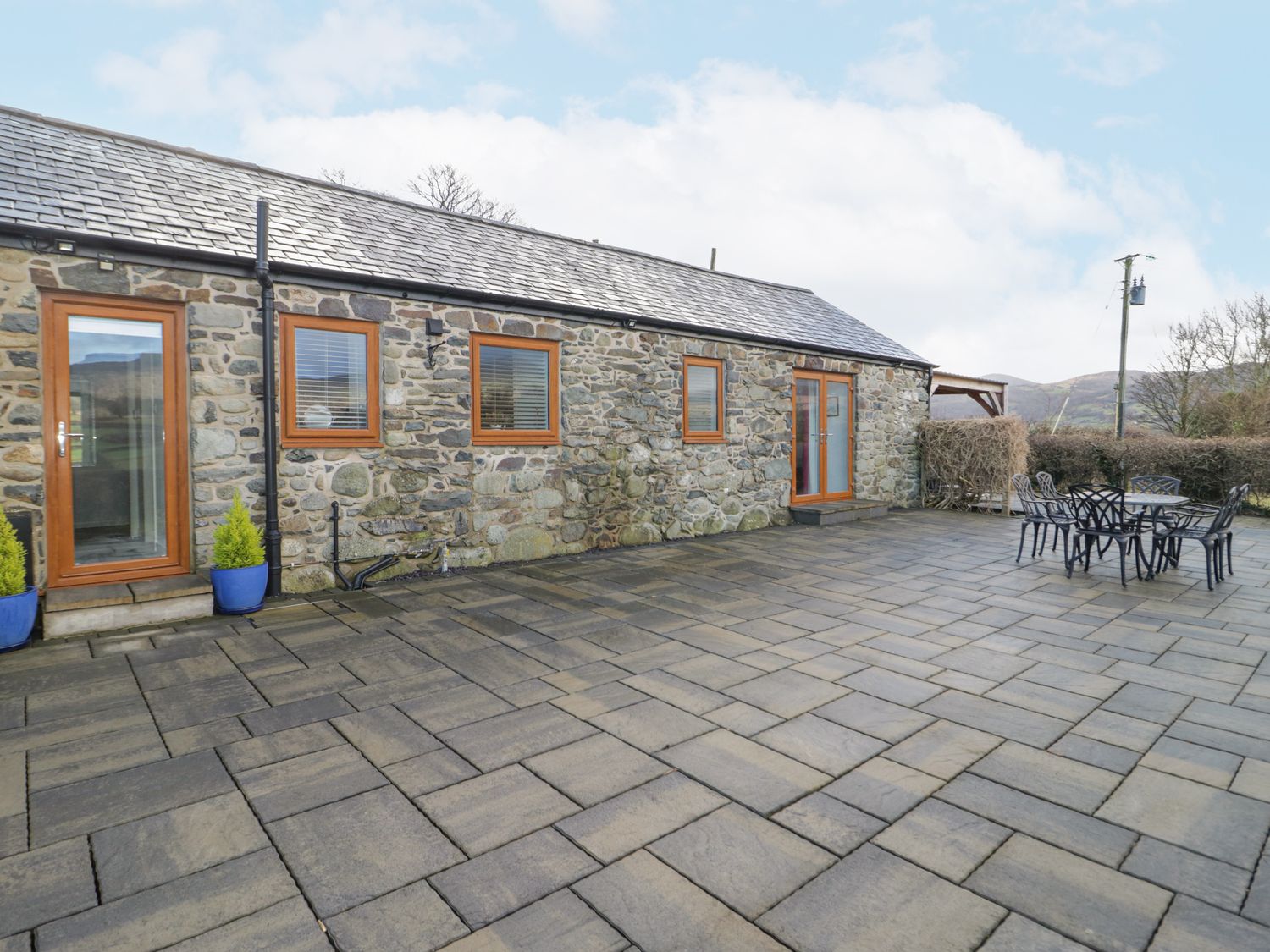 Yr Ysgubor, Conwy, North Wales. Hot tub. Woodburning stove. Smart TV. Enclosed garden. Pet-friendly.