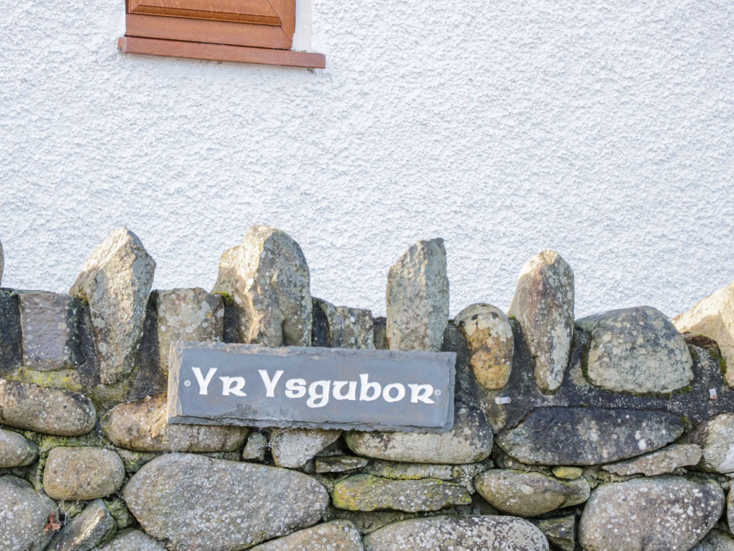 Yr Ysgubor, Conwy, North Wales. Hot tub. Woodburning stove. Smart TV. Enclosed garden. Pet-friendly.