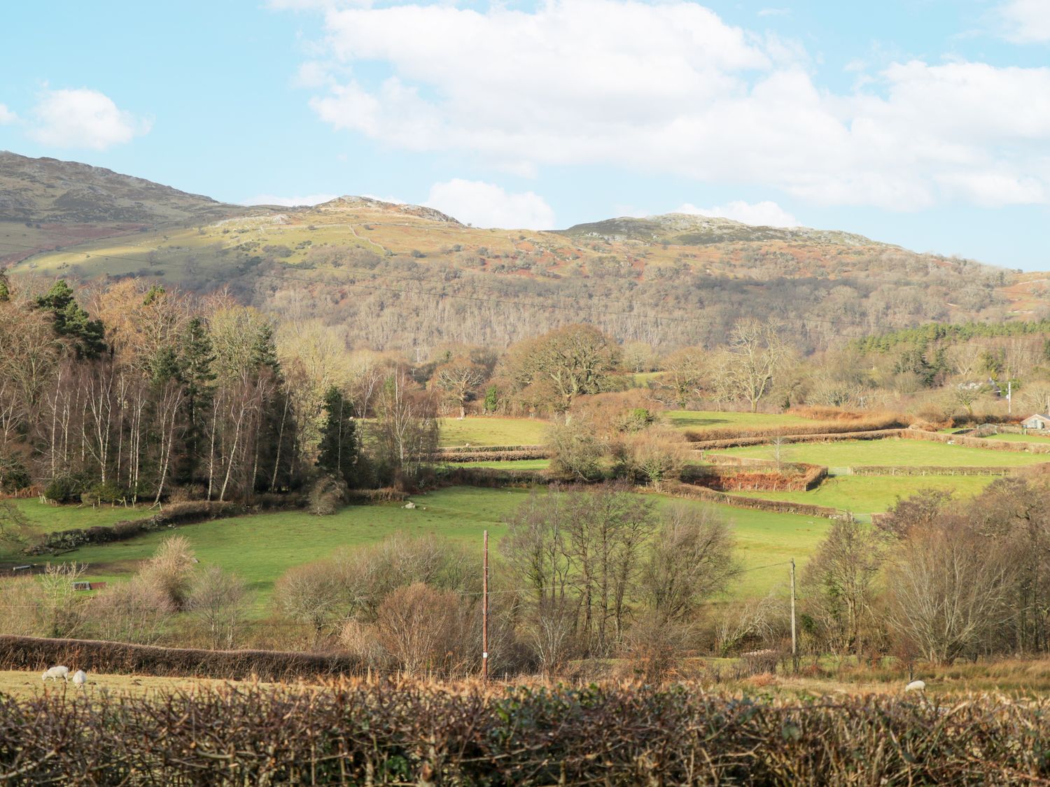 Yr Ysgubor, Conwy, North Wales. Hot tub. Woodburning stove. Smart TV. Enclosed garden. Pet-friendly.