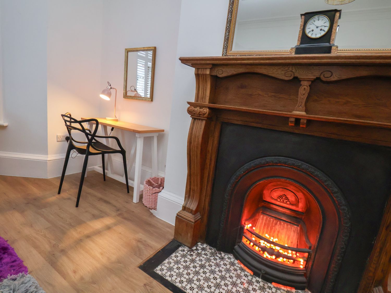 Coronation House in Scarborough. Woodburning stove.Hot tub. Child-friendly. Allows pets. Near beach.