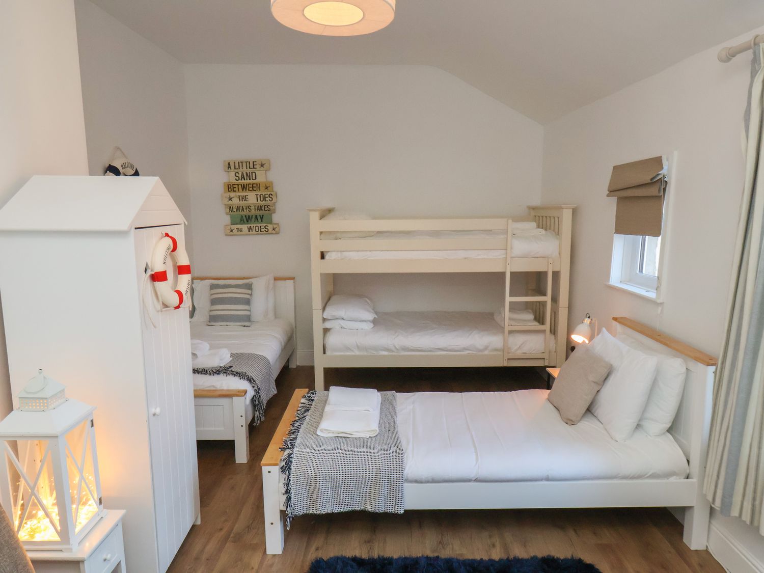 Coronation House in Scarborough. Woodburning stove.Hot tub. Child-friendly. Allows pets. Near beach.