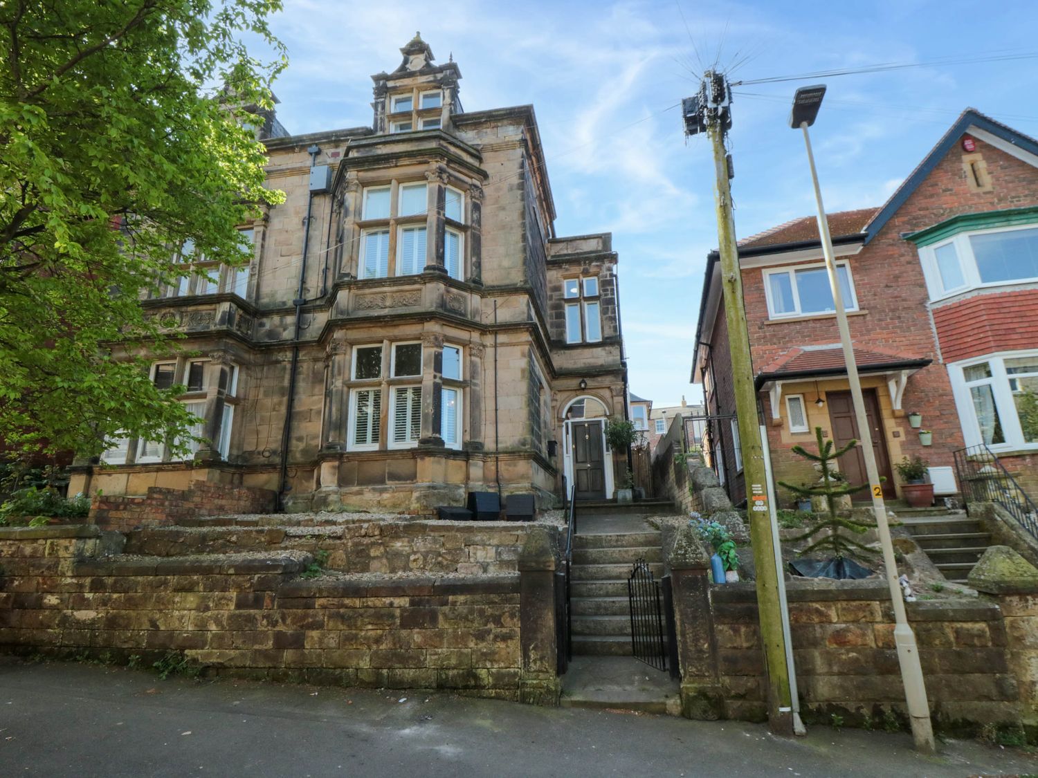Coronation House in Scarborough. Woodburning stove.Hot tub. Child-friendly. Allows pets. Near beach.