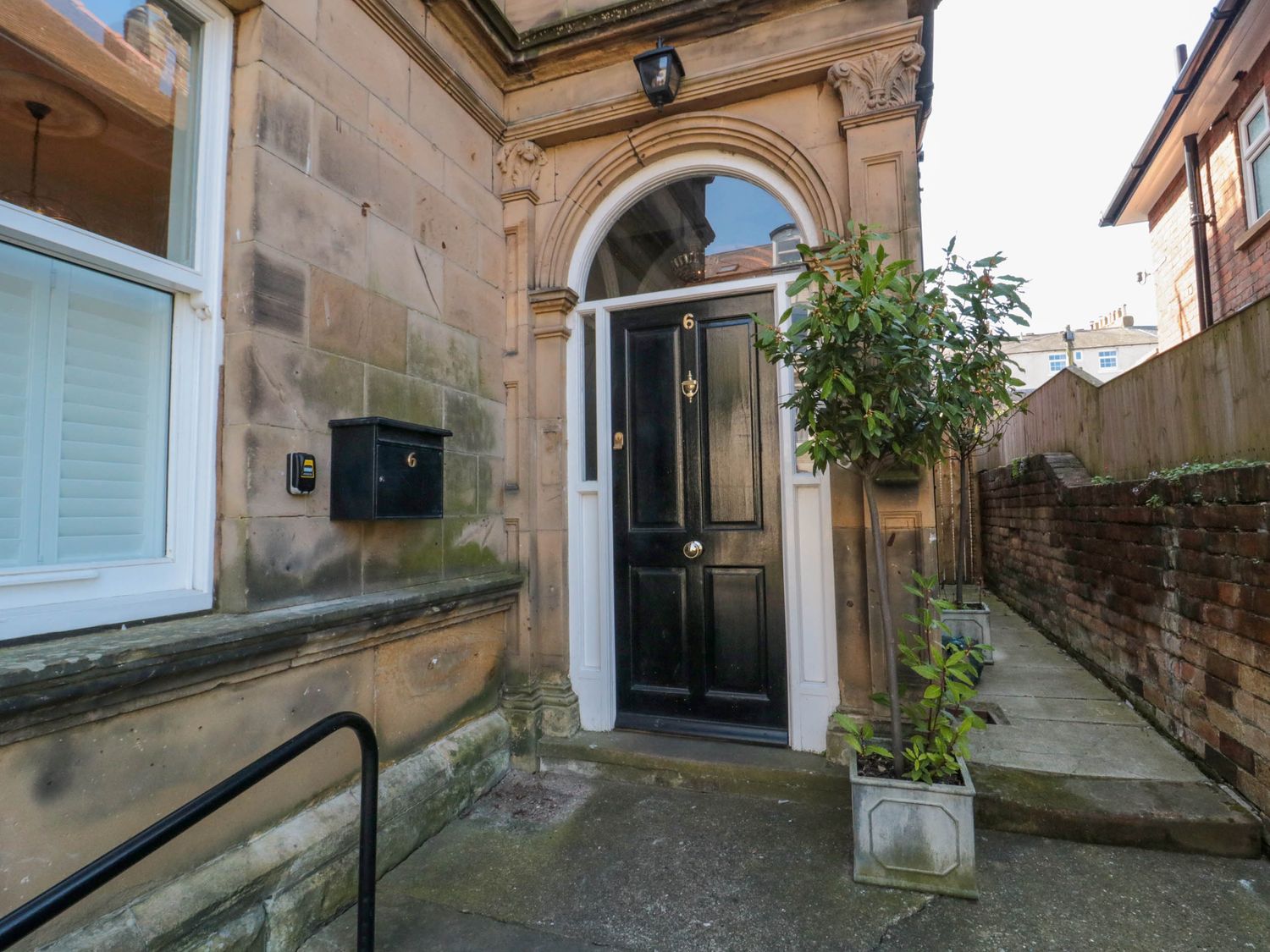 Coronation House in Scarborough. Woodburning stove.Hot tub. Child-friendly. Allows pets. Near beach.