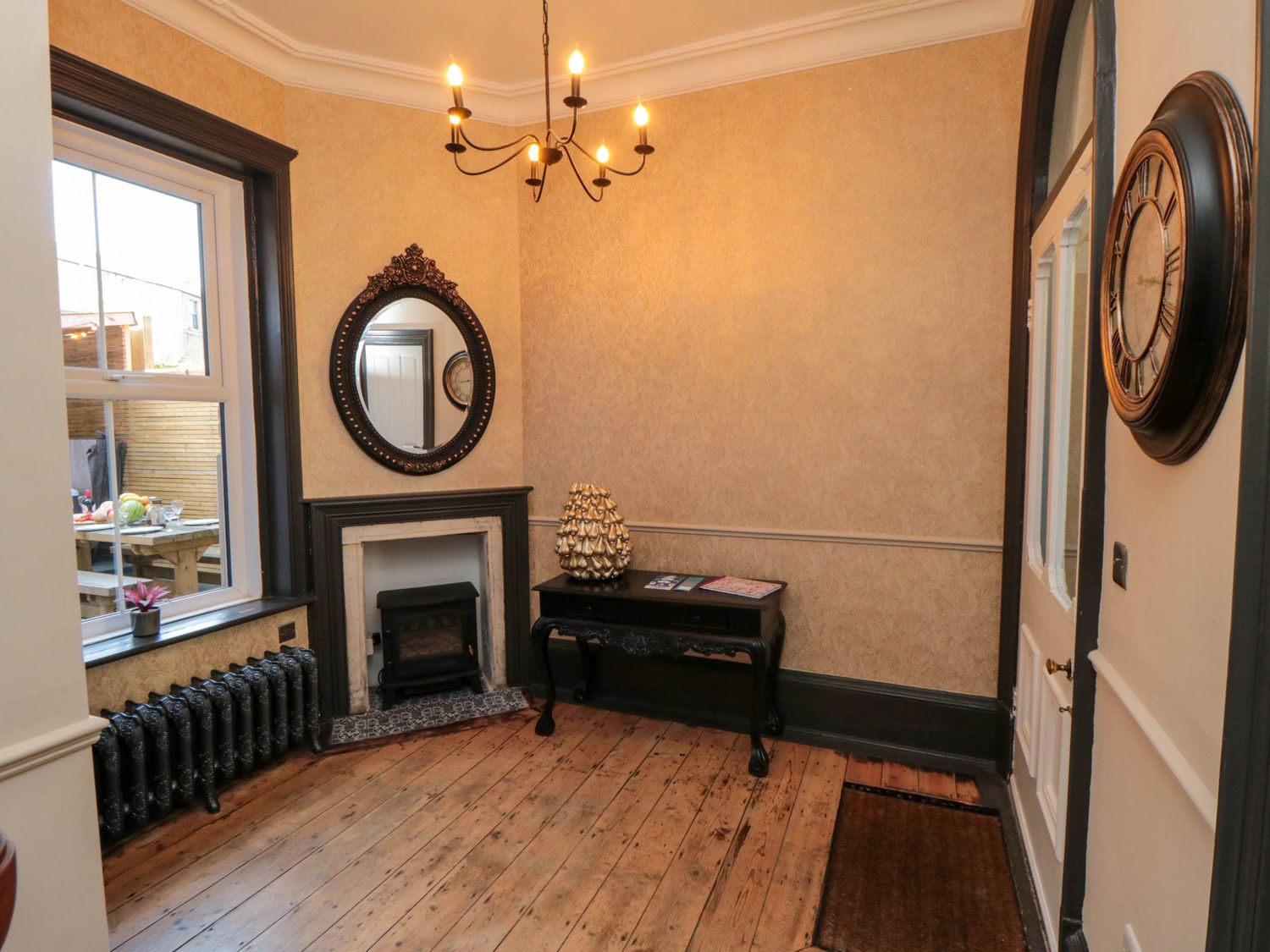 Coronation House in Scarborough. Woodburning stove.Hot tub. Child-friendly. Allows pets. Near beach.