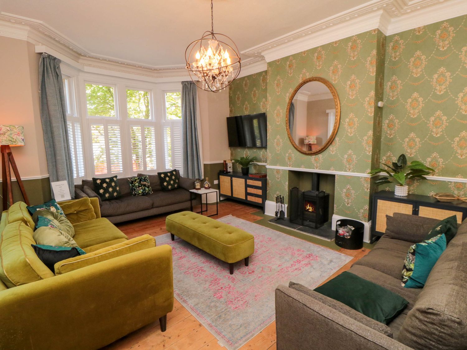 Coronation House in Scarborough. Woodburning stove.Hot tub. Child-friendly. Allows pets. Near beach.