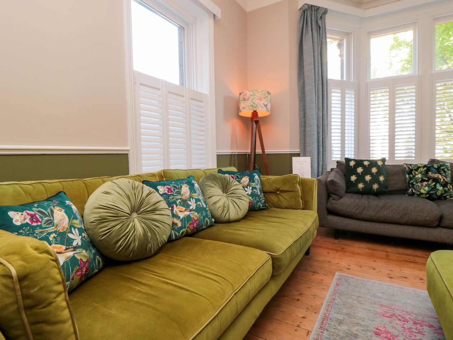 Coronation House in Scarborough. Woodburning stove.Hot tub. Child-friendly. Allows pets. Near beach.