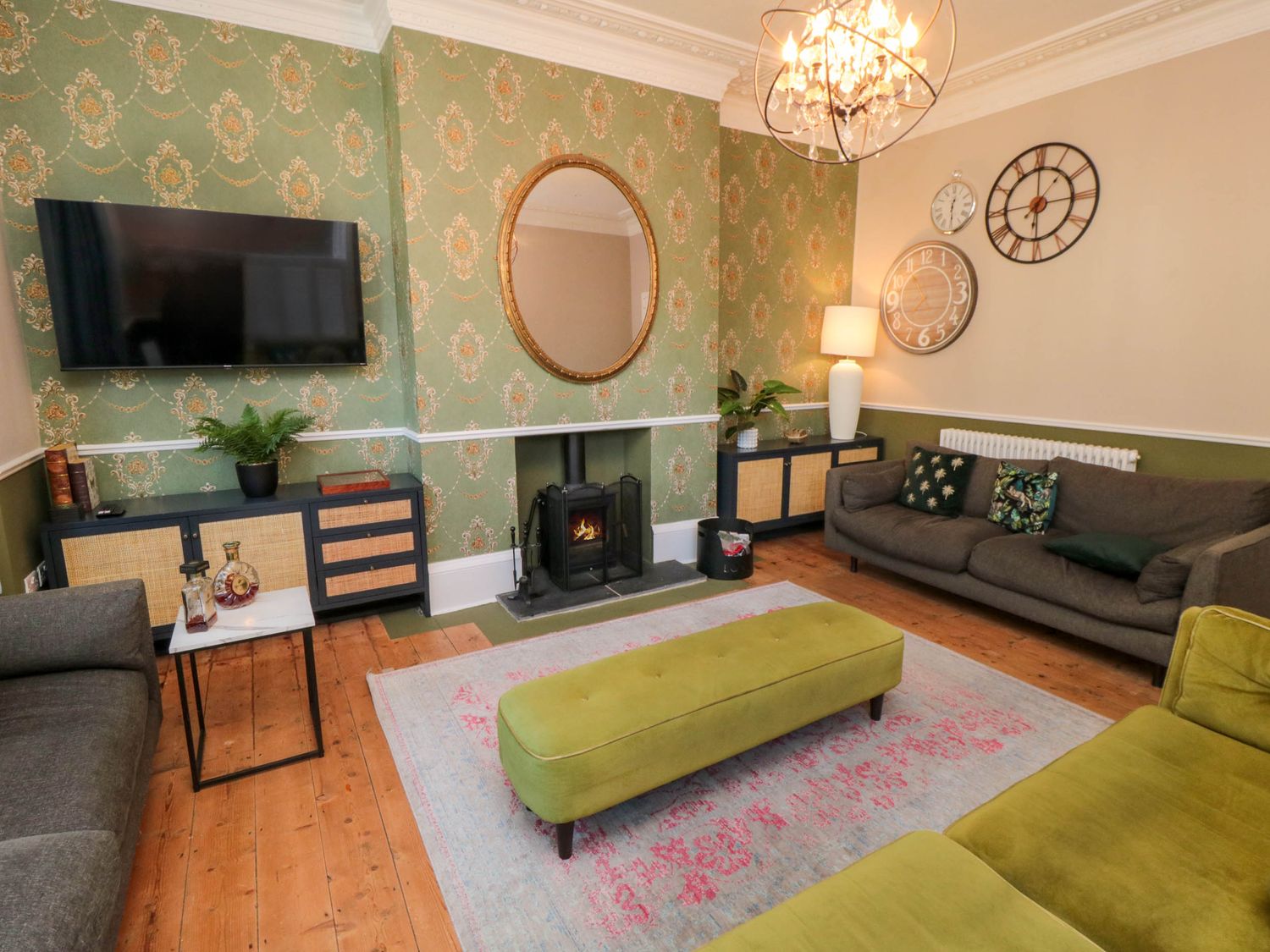 Coronation House in Scarborough. Woodburning stove.Hot tub. Child-friendly. Allows pets. Near beach.