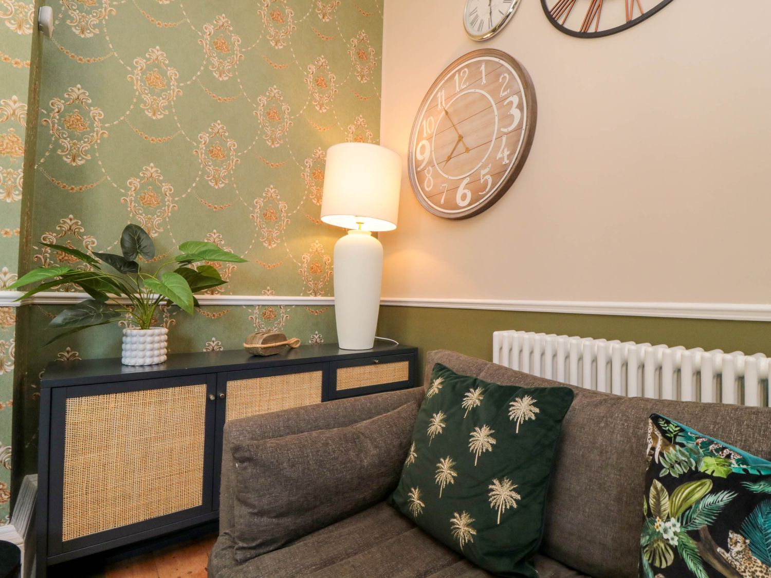 Coronation House in Scarborough. Woodburning stove.Hot tub. Child-friendly. Allows pets. Near beach.