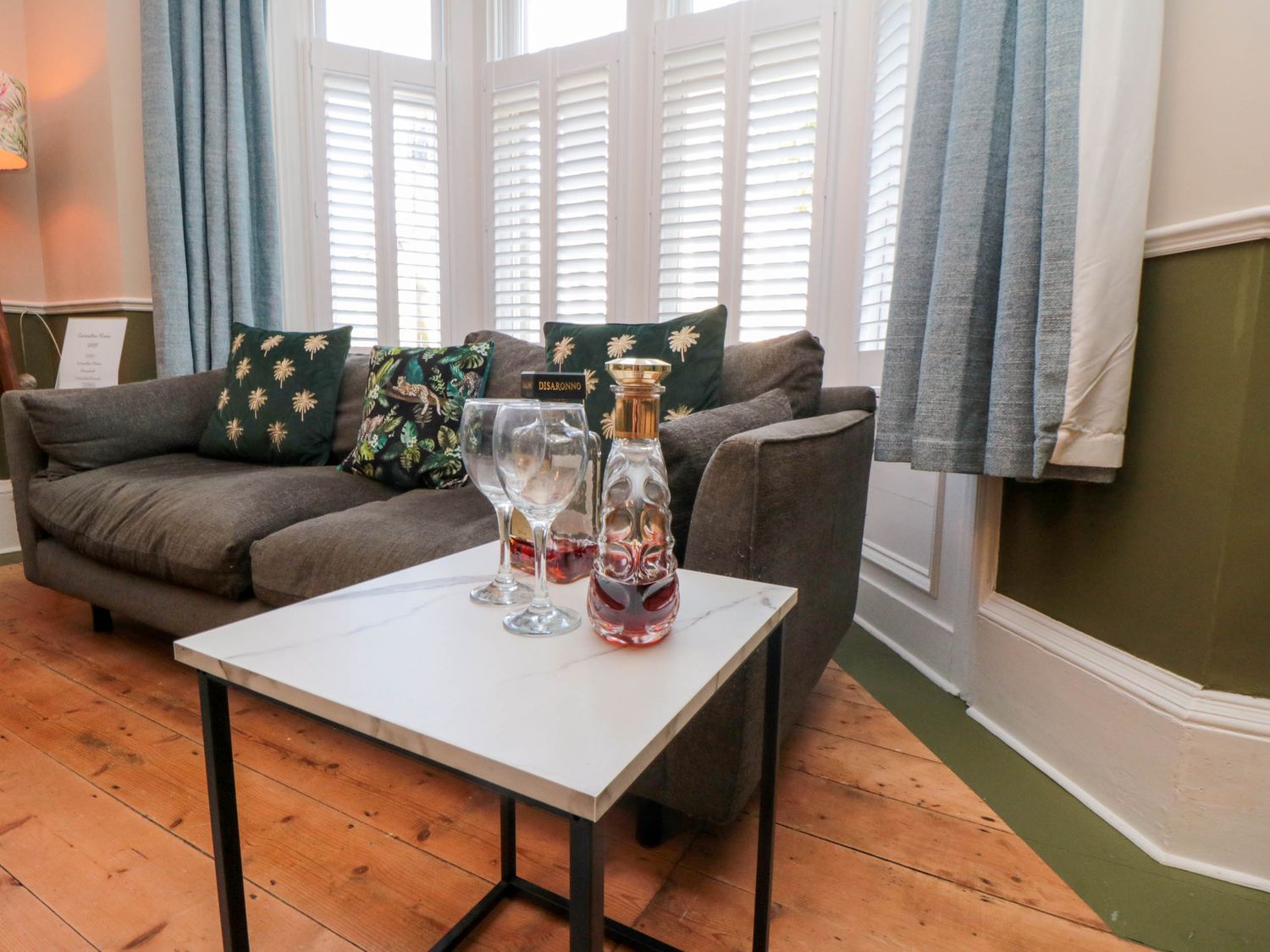 Coronation House in Scarborough. Woodburning stove.Hot tub. Child-friendly. Allows pets. Near beach.