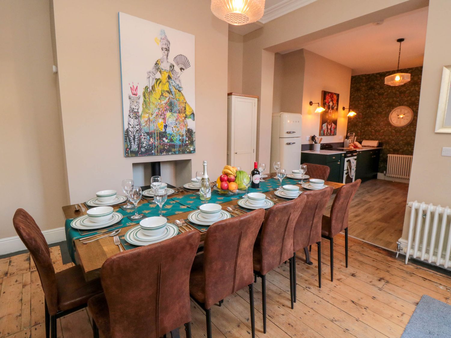 Coronation House in Scarborough. Woodburning stove.Hot tub. Child-friendly. Allows pets. Near beach.