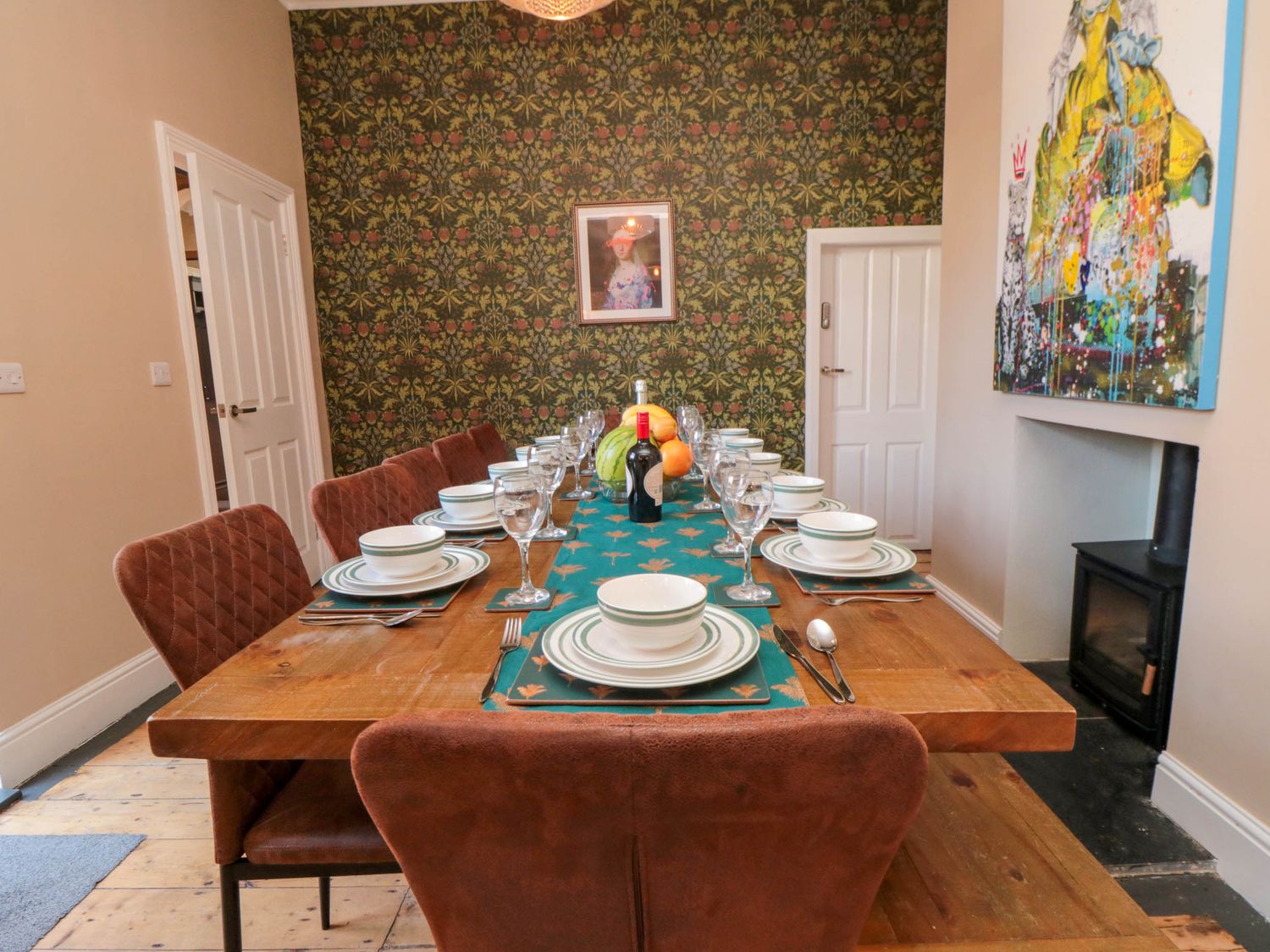 Coronation House in Scarborough. Woodburning stove.Hot tub. Child-friendly. Allows pets. Near beach.