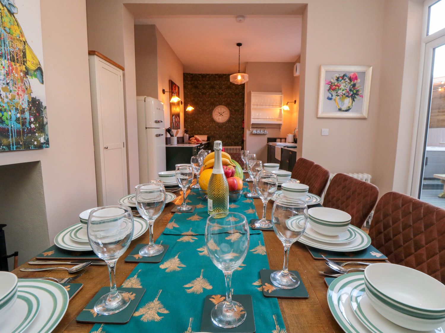 Coronation House in Scarborough. Woodburning stove.Hot tub. Child-friendly. Allows pets. Near beach.