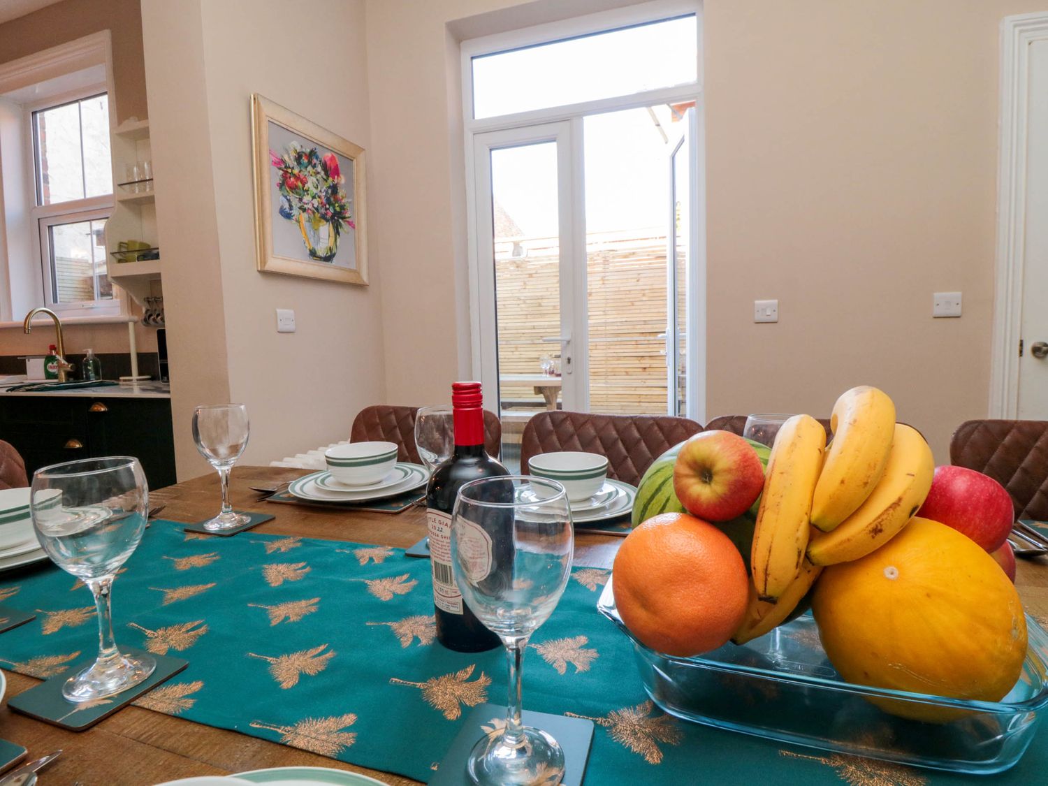 Coronation House in Scarborough. Woodburning stove.Hot tub. Child-friendly. Allows pets. Near beach.