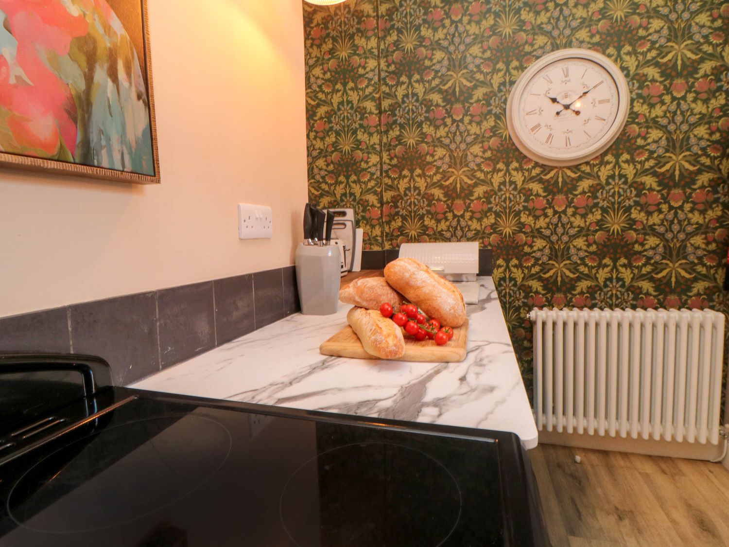 Coronation House in Scarborough. Woodburning stove.Hot tub. Child-friendly. Allows pets. Near beach.