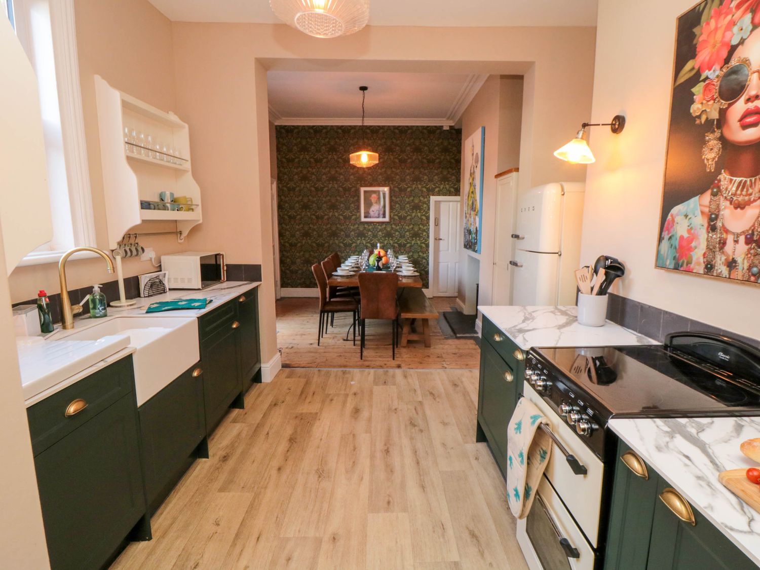 Coronation House in Scarborough. Woodburning stove.Hot tub. Child-friendly. Allows pets. Near beach.