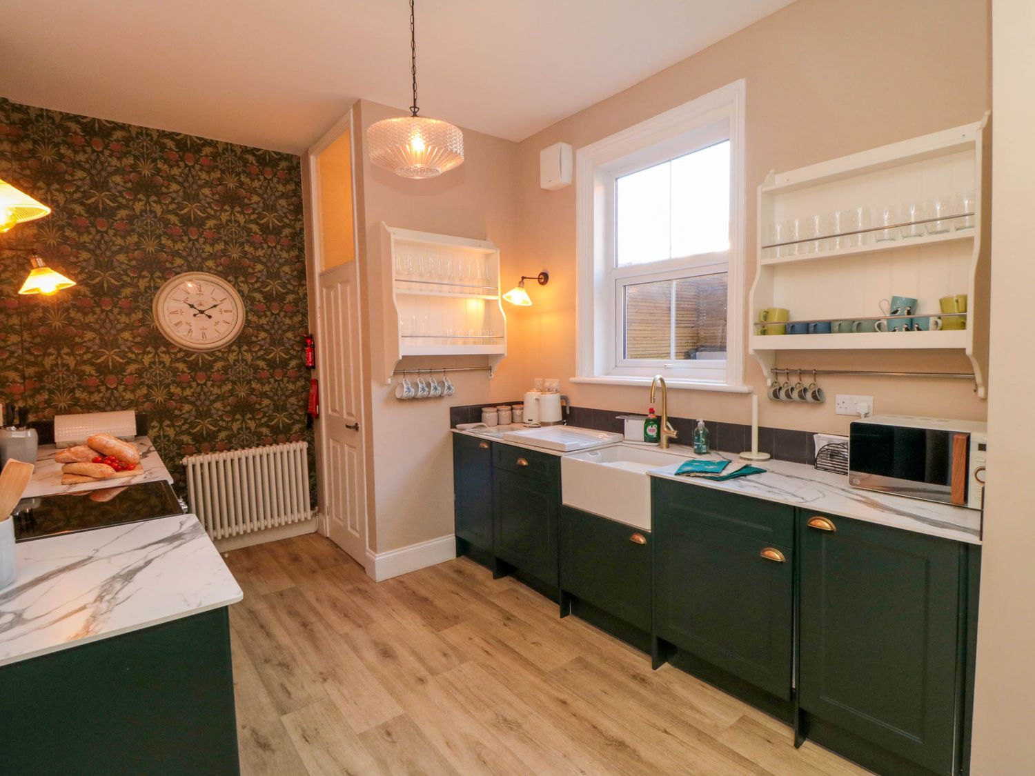 Coronation House in Scarborough. Woodburning stove.Hot tub. Child-friendly. Allows pets. Near beach.