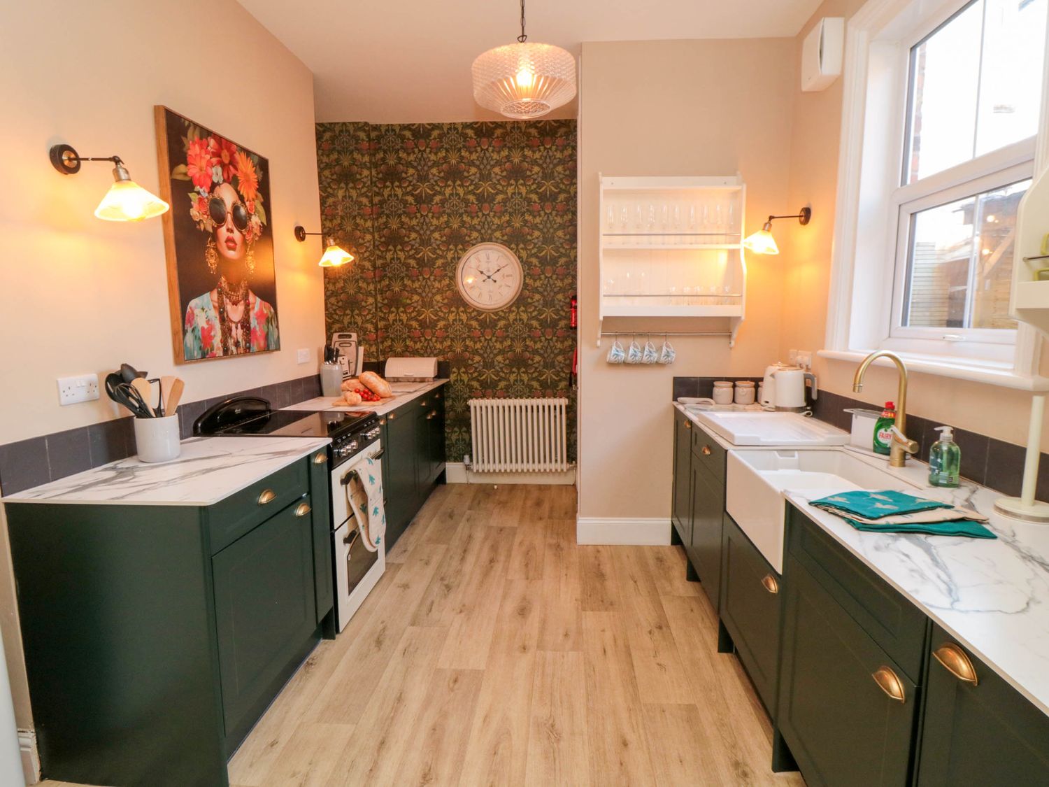 Coronation House in Scarborough. Woodburning stove.Hot tub. Child-friendly. Allows pets. Near beach.