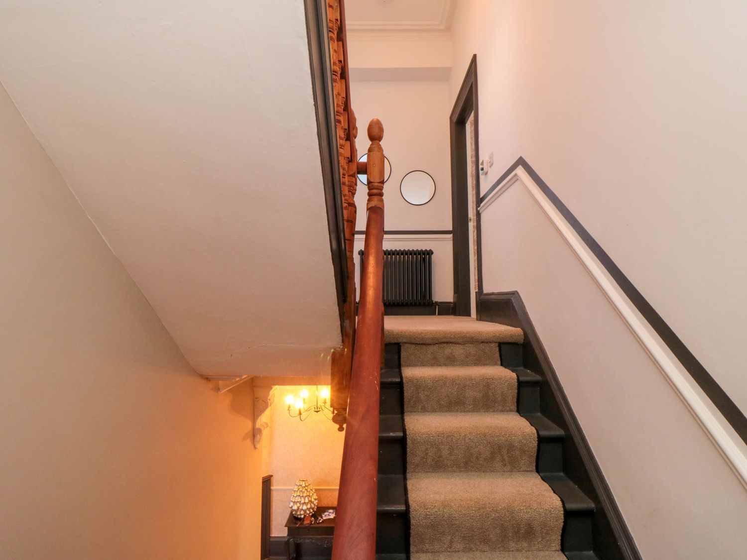 Coronation House in Scarborough. Woodburning stove.Hot tub. Child-friendly. Allows pets. Near beach.