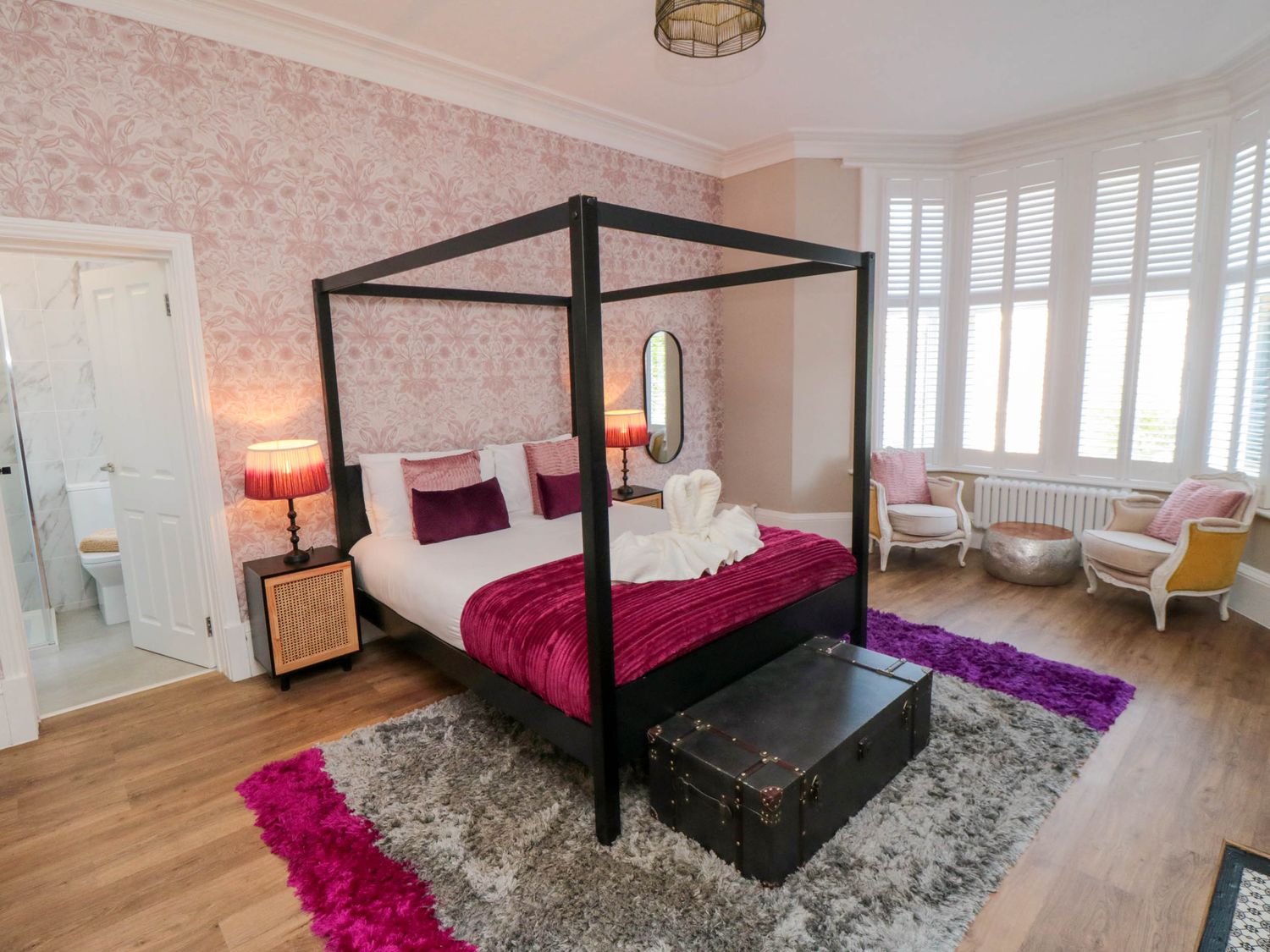 Coronation House in Scarborough. Woodburning stove.Hot tub. Child-friendly. Allows pets. Near beach.