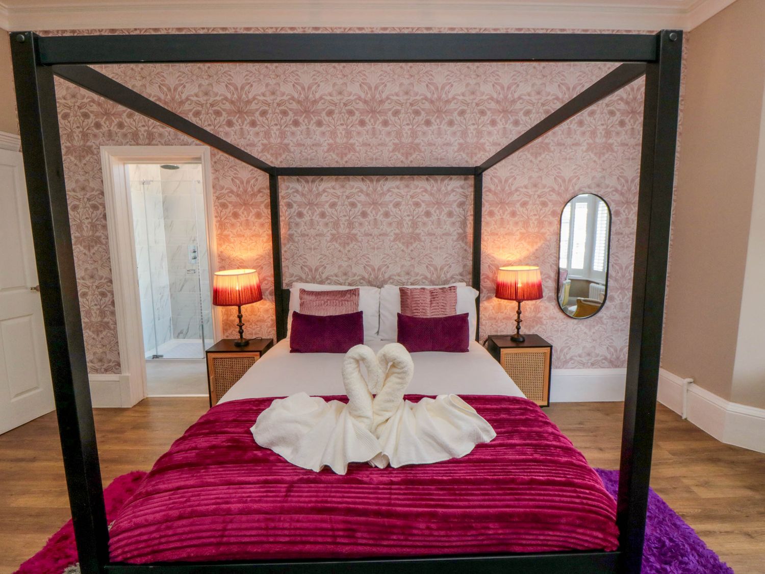 Coronation House in Scarborough. Woodburning stove.Hot tub. Child-friendly. Allows pets. Near beach.