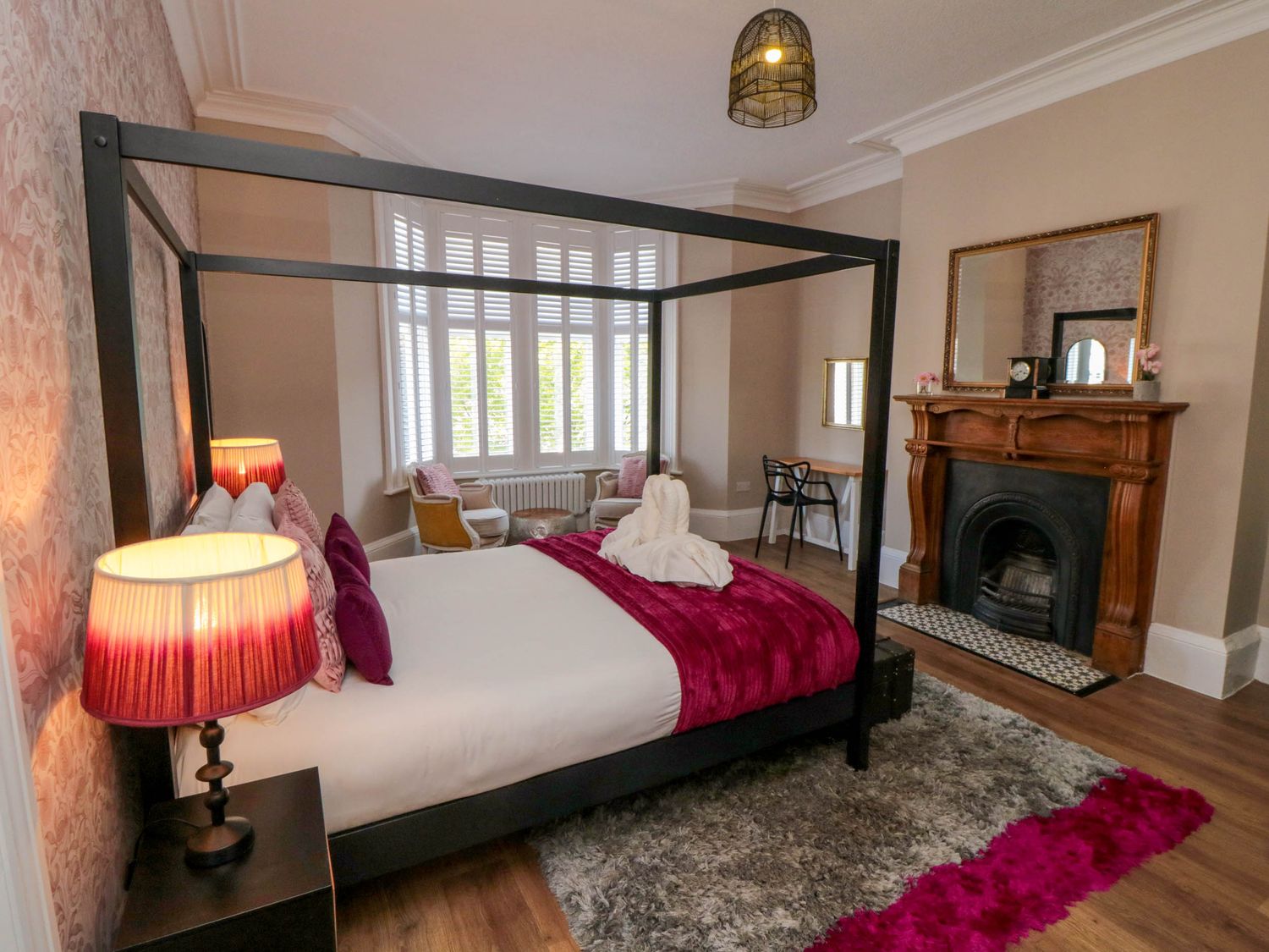Coronation House in Scarborough. Woodburning stove.Hot tub. Child-friendly. Allows pets. Near beach.