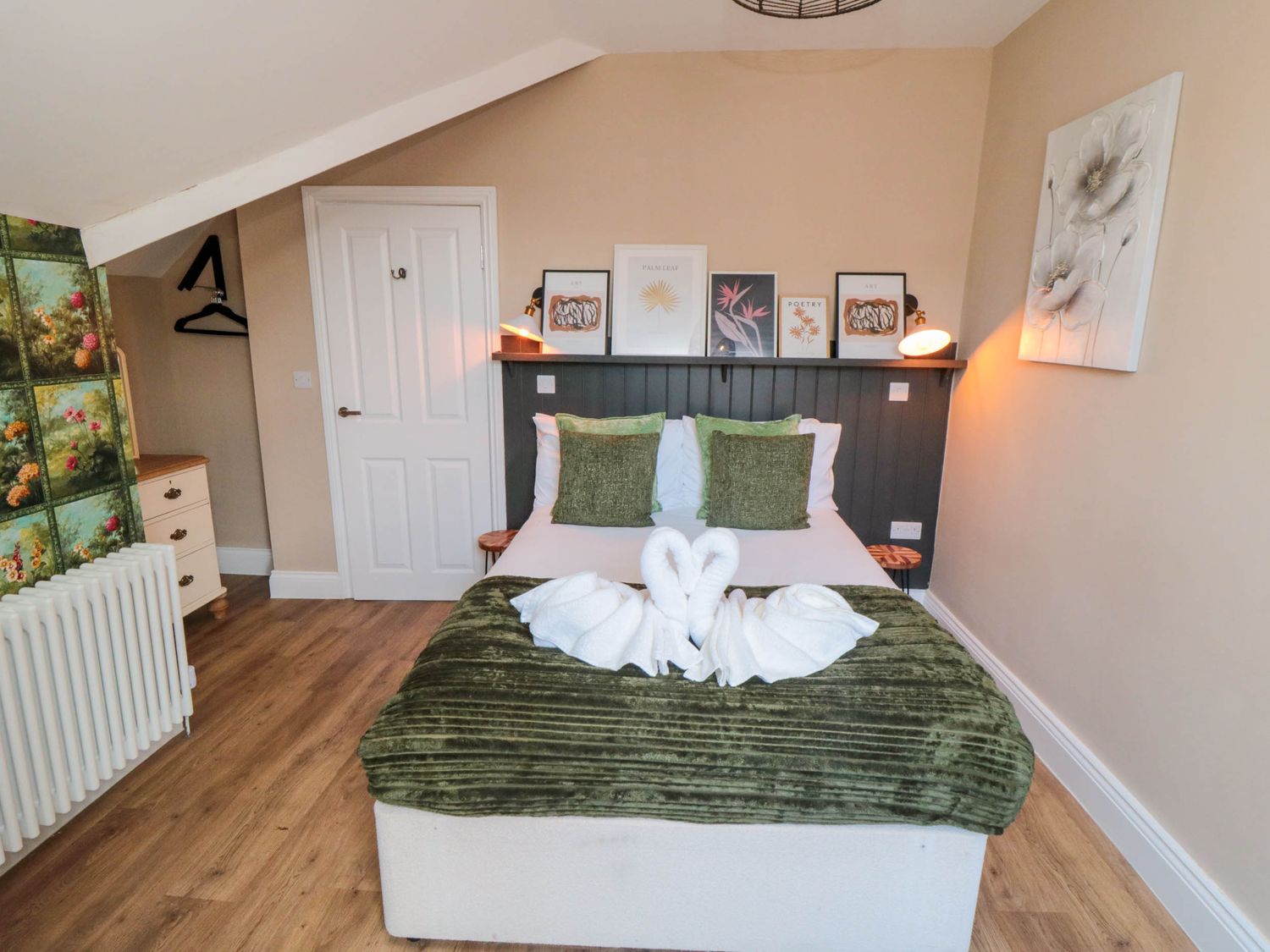 Coronation House in Scarborough. Woodburning stove.Hot tub. Child-friendly. Allows pets. Near beach.