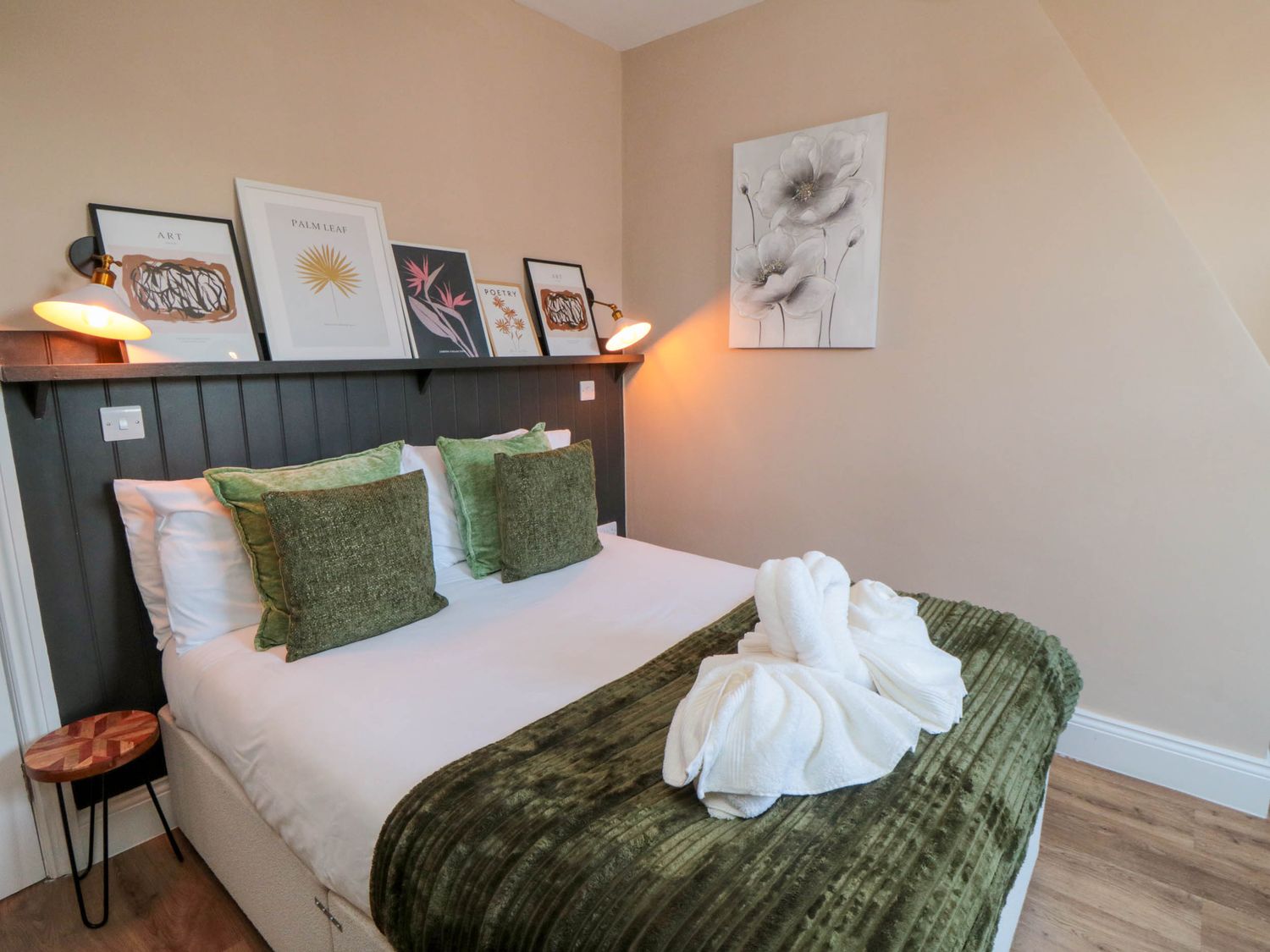 Coronation House in Scarborough. Woodburning stove.Hot tub. Child-friendly. Allows pets. Near beach.